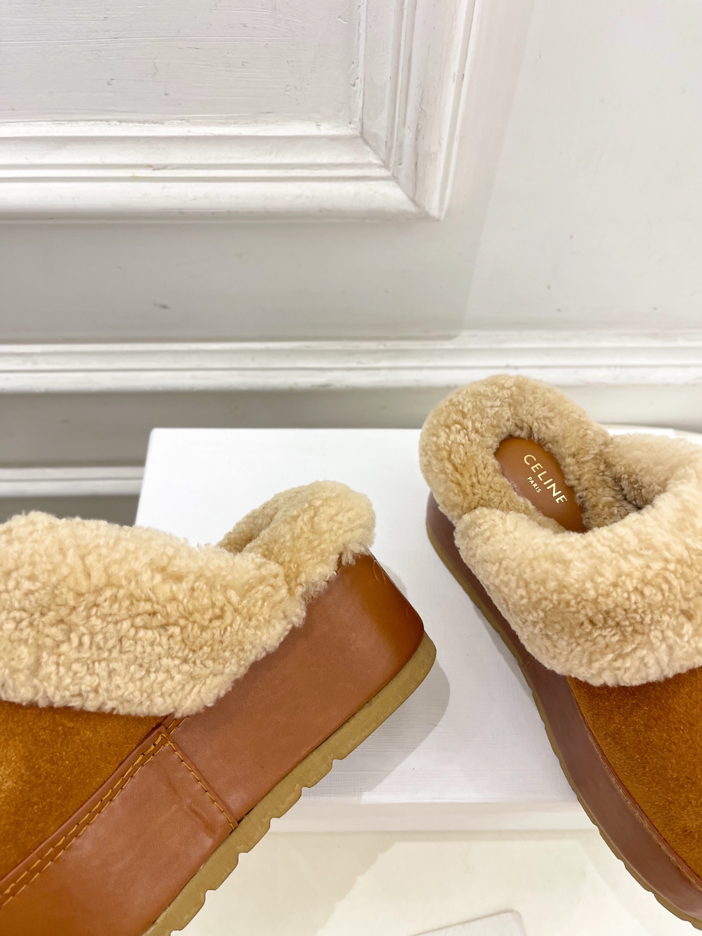 CELINE  | 赛琳  25𝐬𝐬 

💛2025秋冬新品 凯旋门厚底毛毛半拖鞋上新！

🔜BS 这一