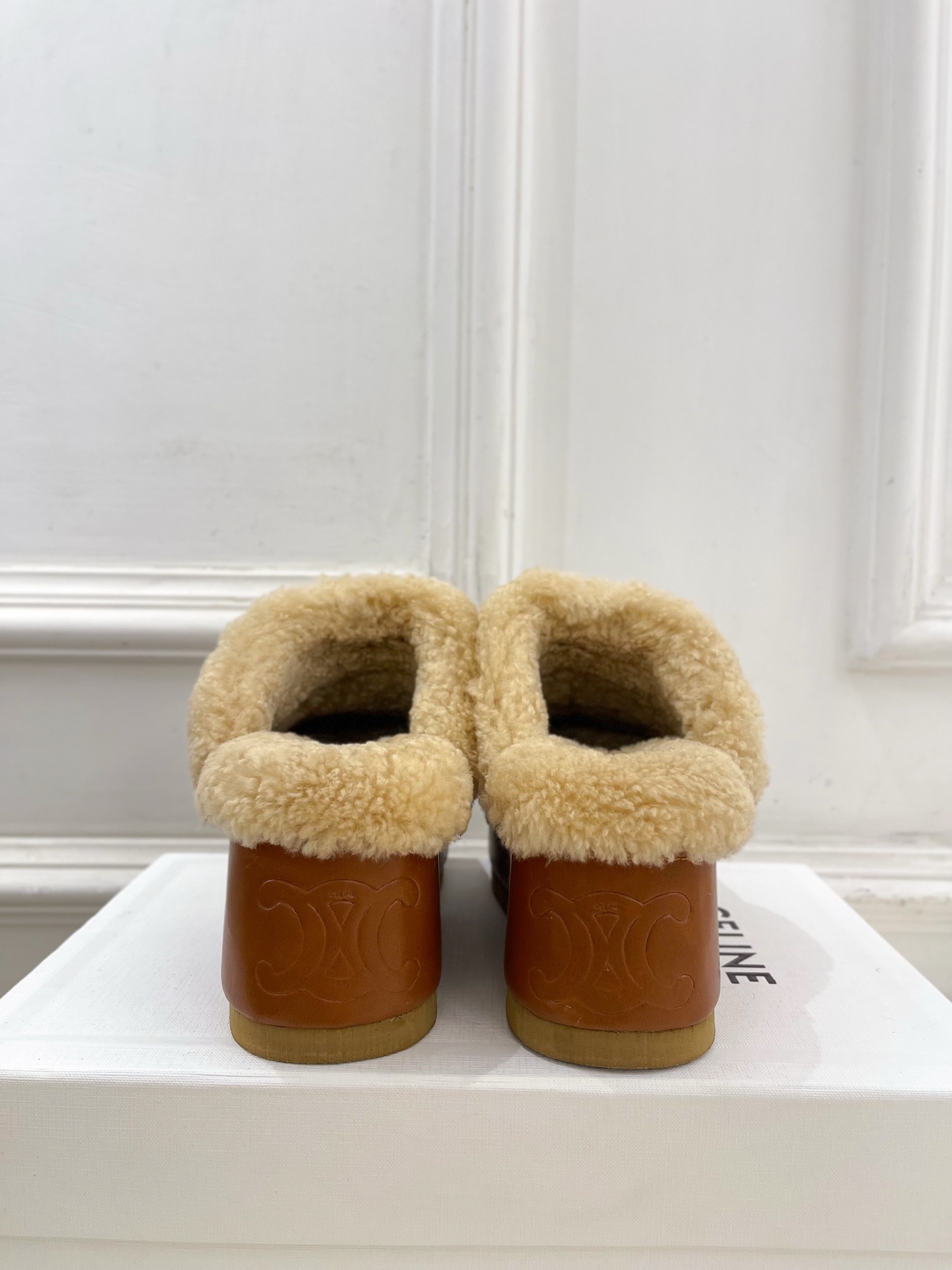 CELINE  | 赛琳  25𝐬𝐬 

💛2025秋冬新品 凯旋门厚底毛毛半拖鞋上新！

🔜BS 这一