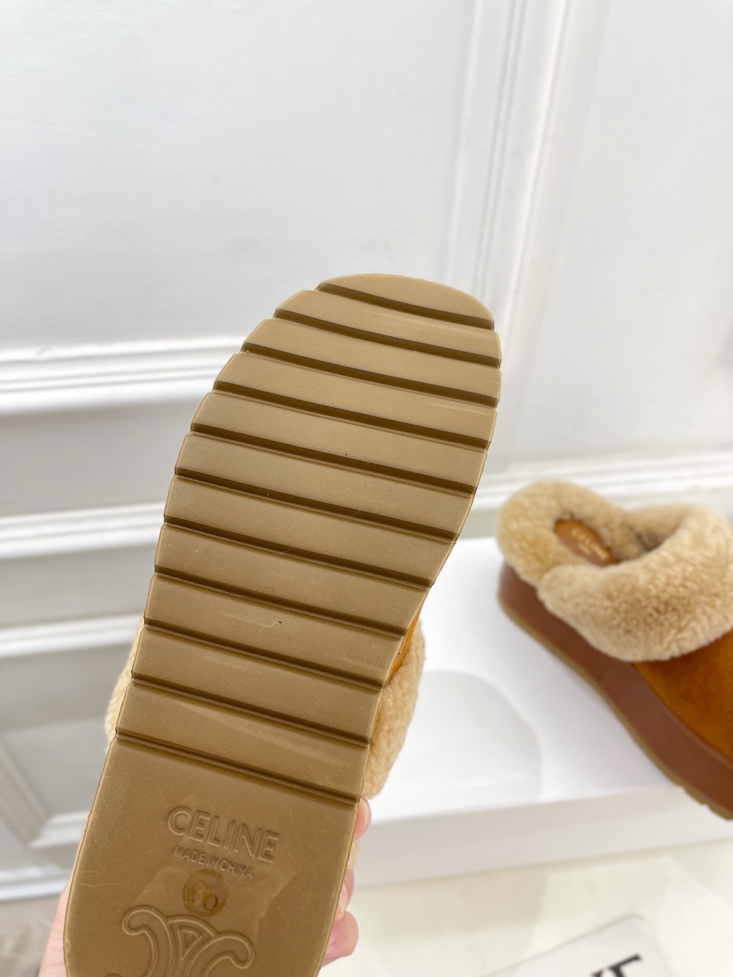 CELINE  | 赛琳  25𝐬𝐬 

💛2025秋冬新品 凯旋门厚底毛毛半拖鞋上新！

🔜BS 这一