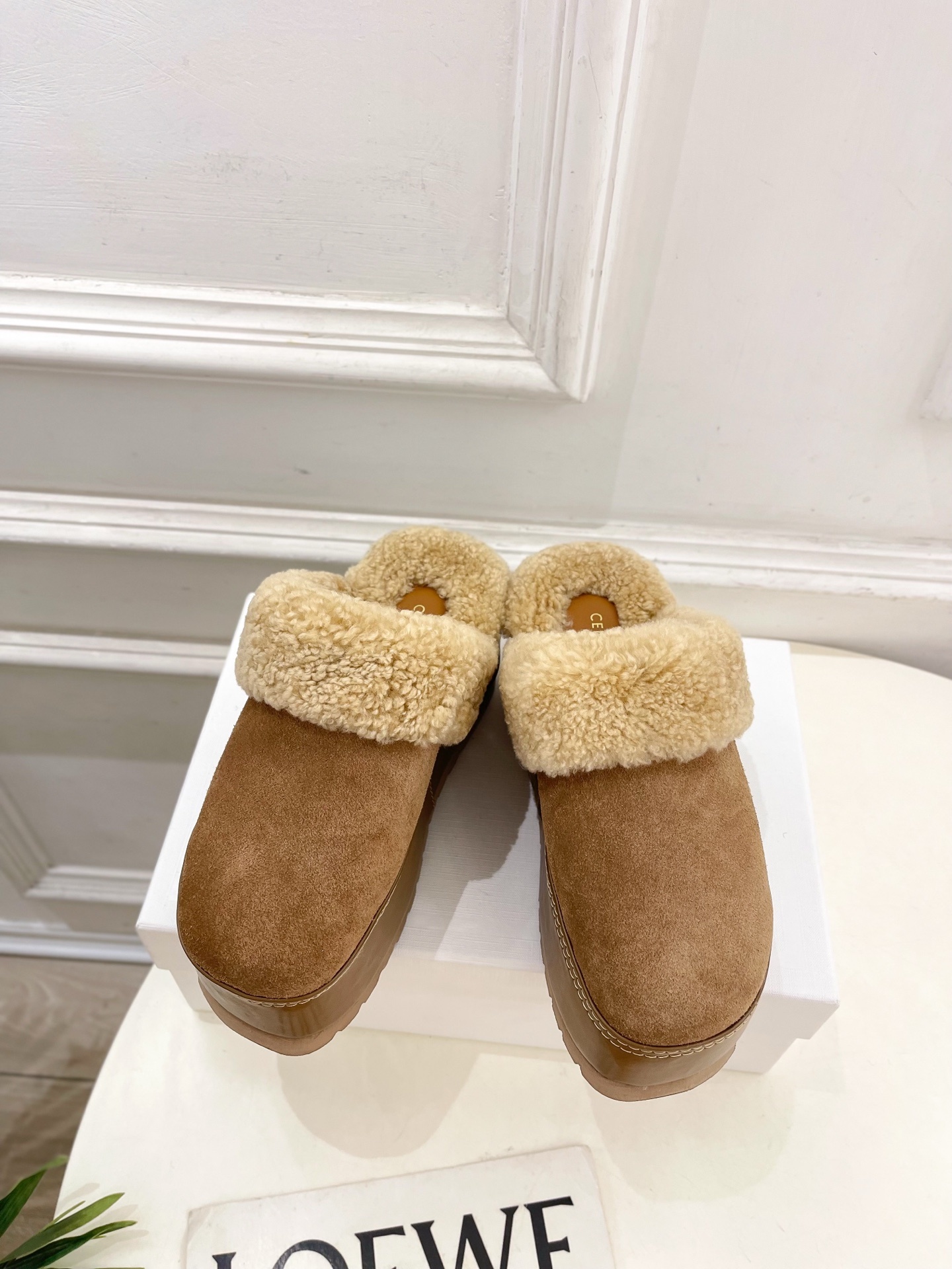 CELINE | 赛琳 25𝐬𝐬
💛2025秋冬新品 凯旋门厚底毛毛半拖鞋上新!
🔜BS 这一