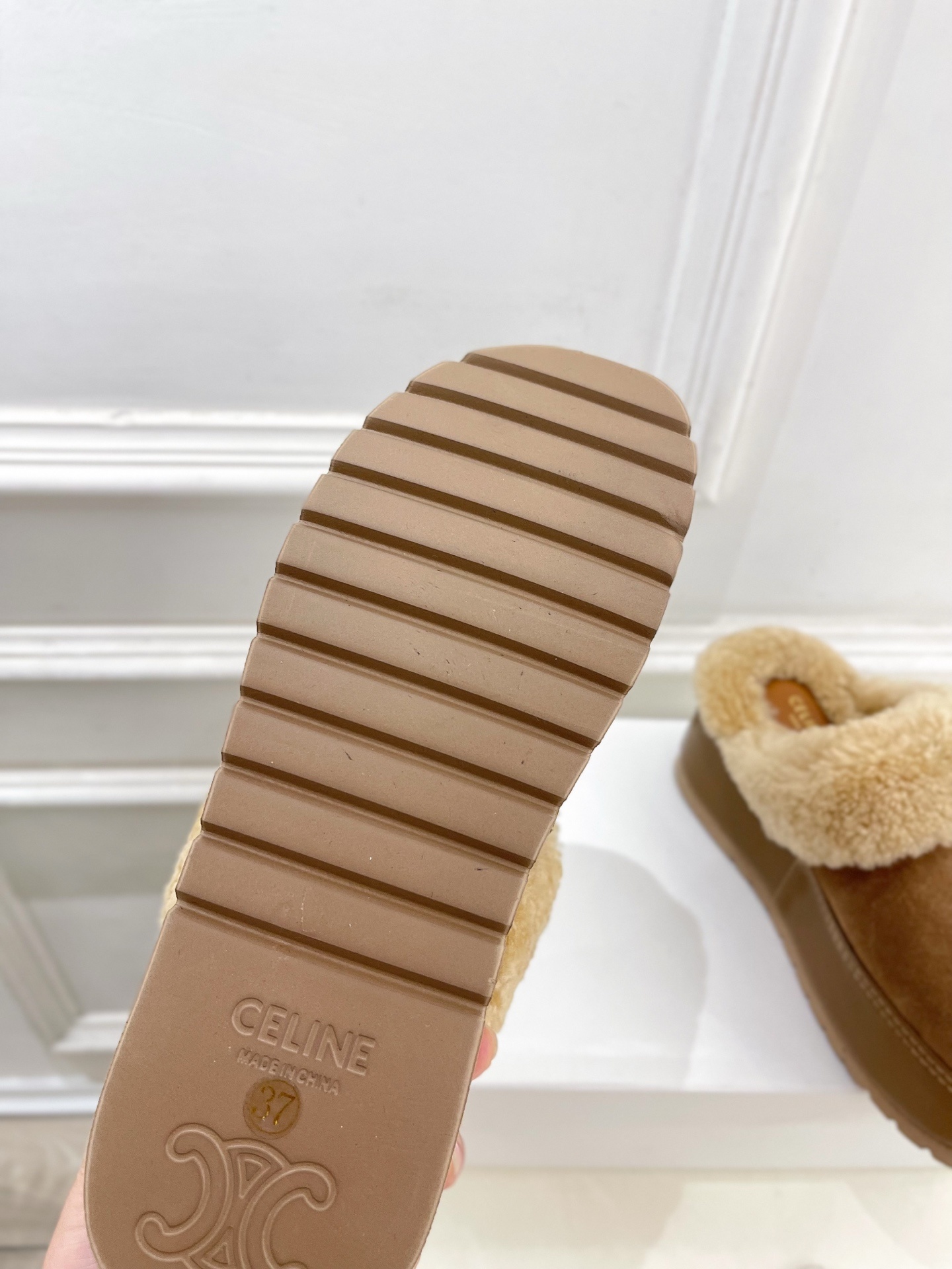 CELINE | 赛琳 25𝐬𝐬
💛2025秋冬新品 凯旋门厚底毛毛半拖鞋上新!
🔜BS 这一