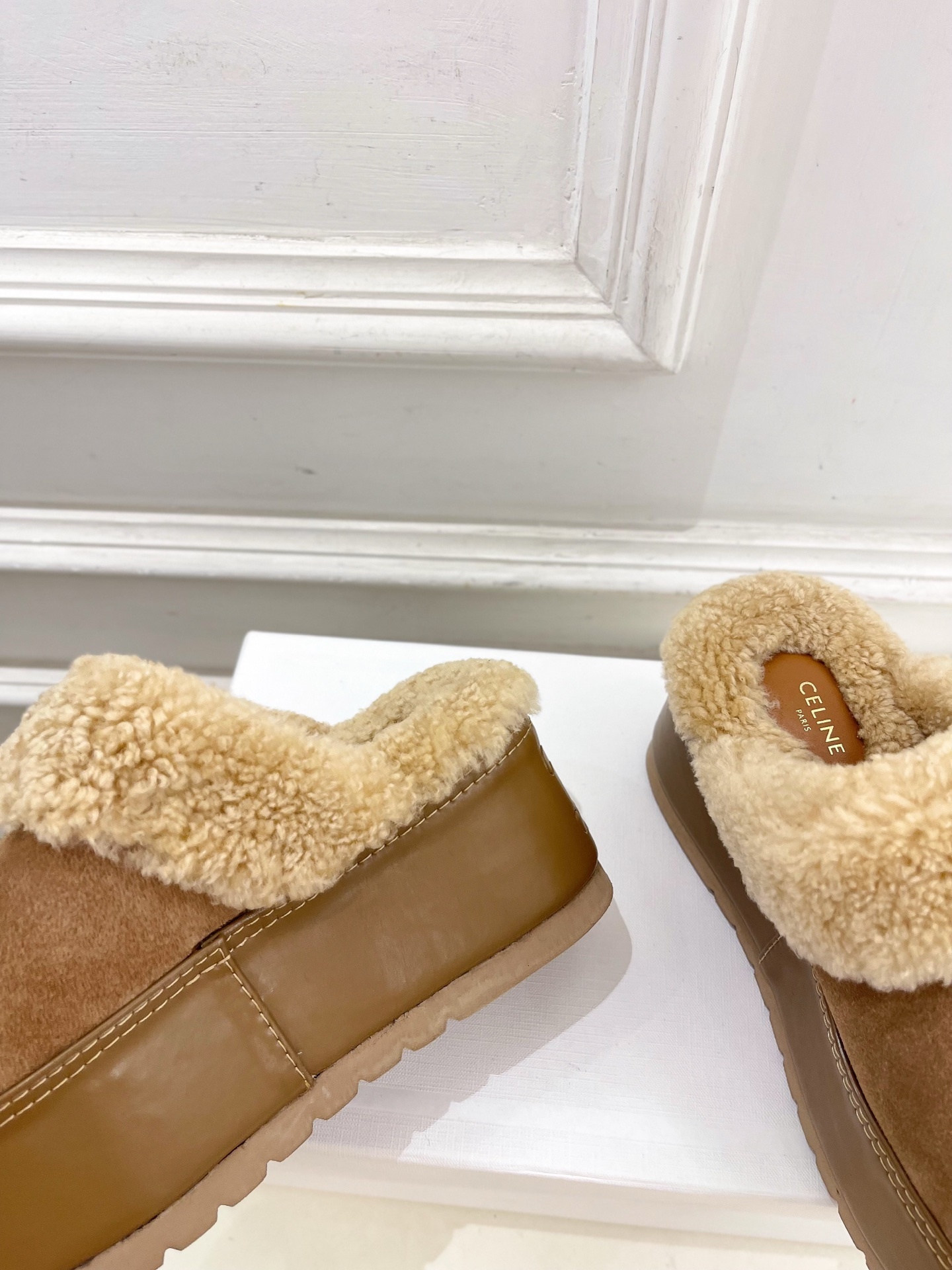 CELINE | 赛琳 25𝐬𝐬
💛2025秋冬新品 凯旋门厚底毛毛半拖鞋上新!
🔜BS 这一