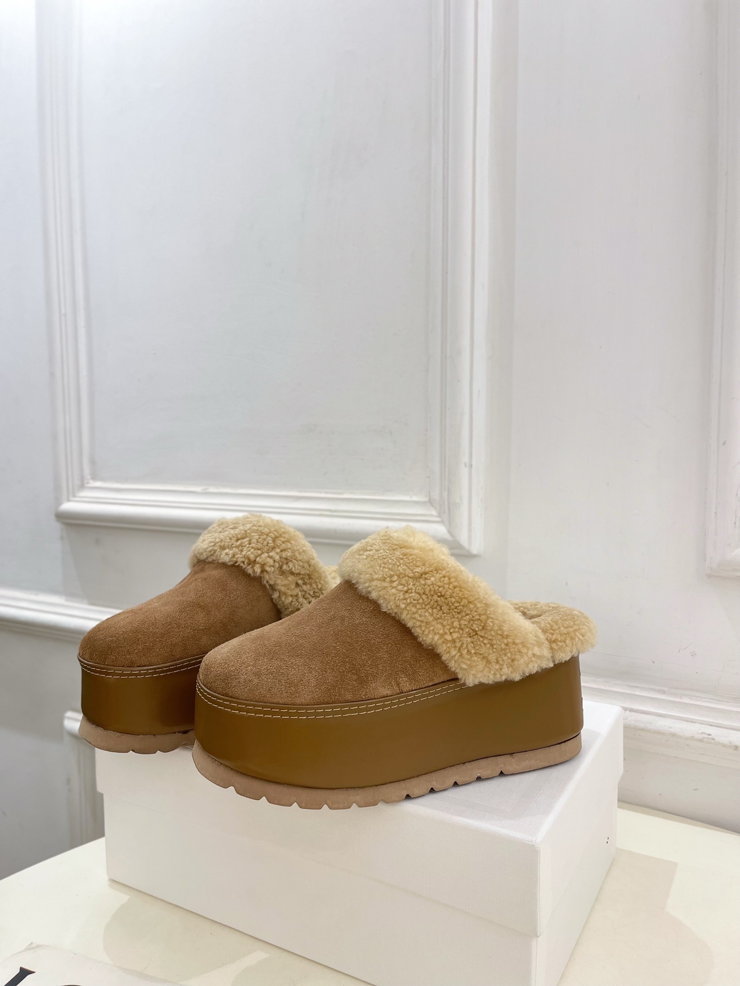 CELINE | 赛琳 25𝐬𝐬
💛2025秋冬新品 凯旋门厚底毛毛半拖鞋上新!
🔜BS 这一
