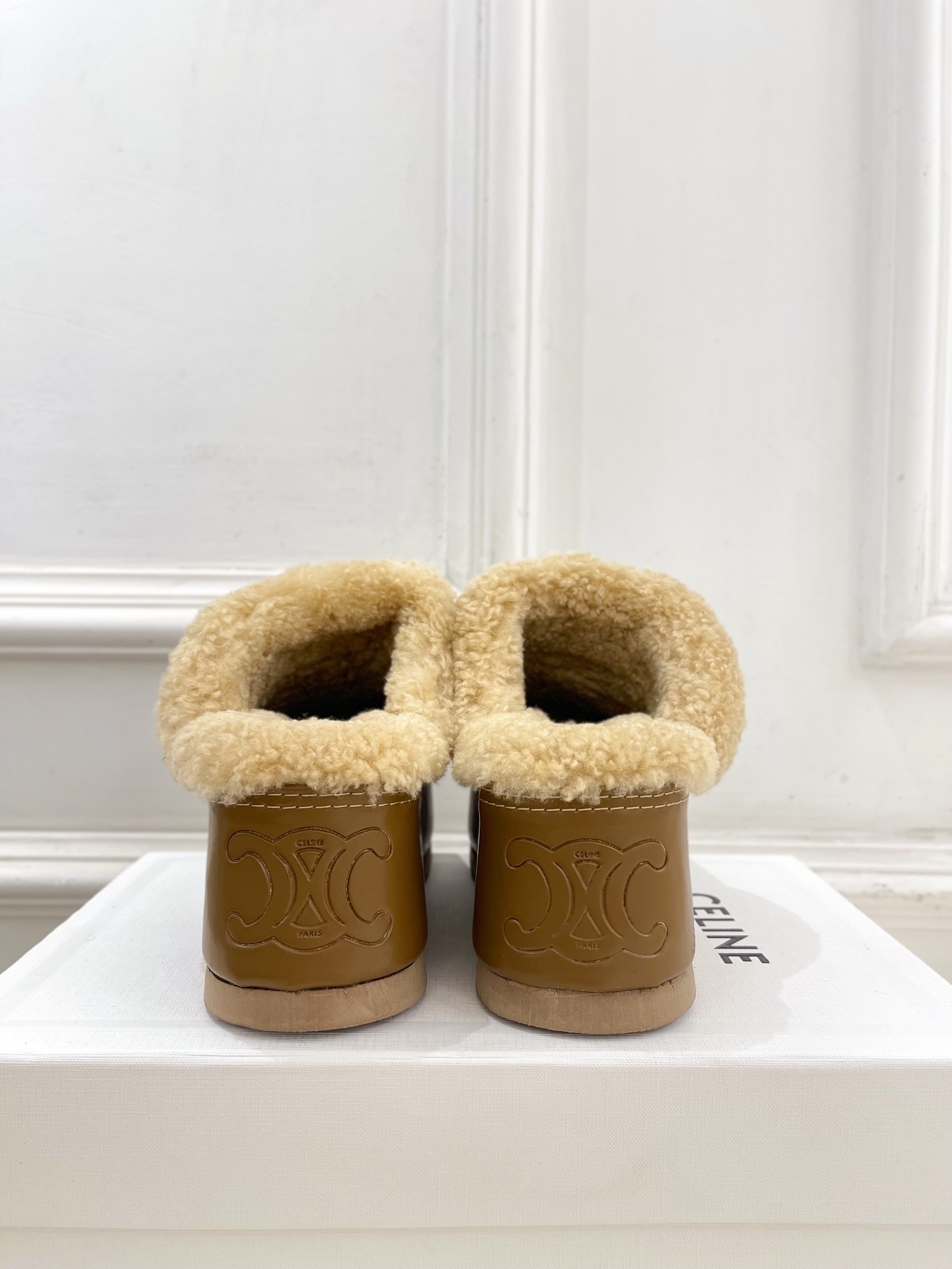 CELINE | 赛琳 25𝐬𝐬
💛2025秋冬新品 凯旋门厚底毛毛半拖鞋上新!
🔜BS 这一