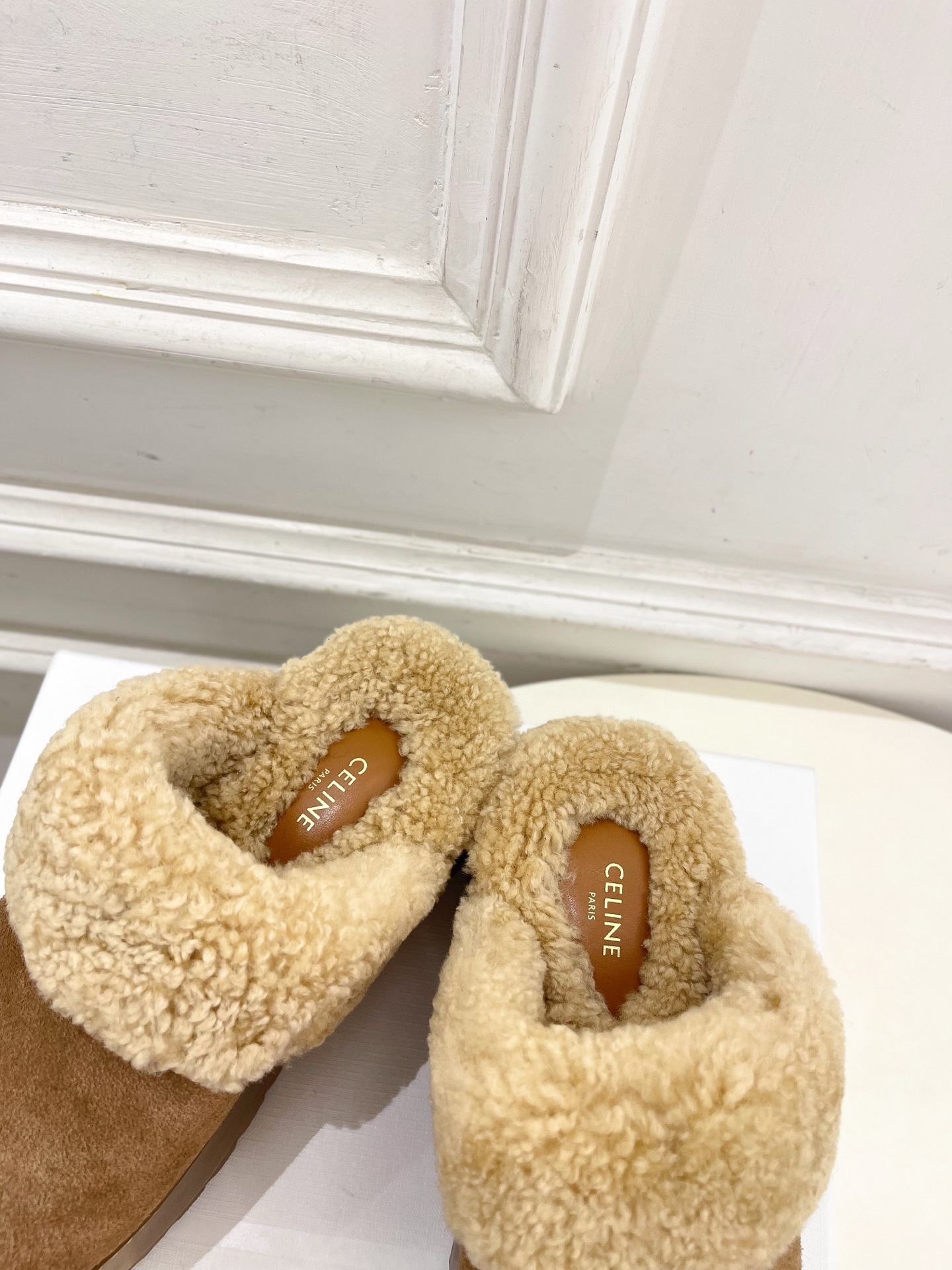 CELINE | 赛琳 25𝐬𝐬
💛2025秋冬新品 凯旋门厚底毛毛半拖鞋上新!
🔜BS 这一