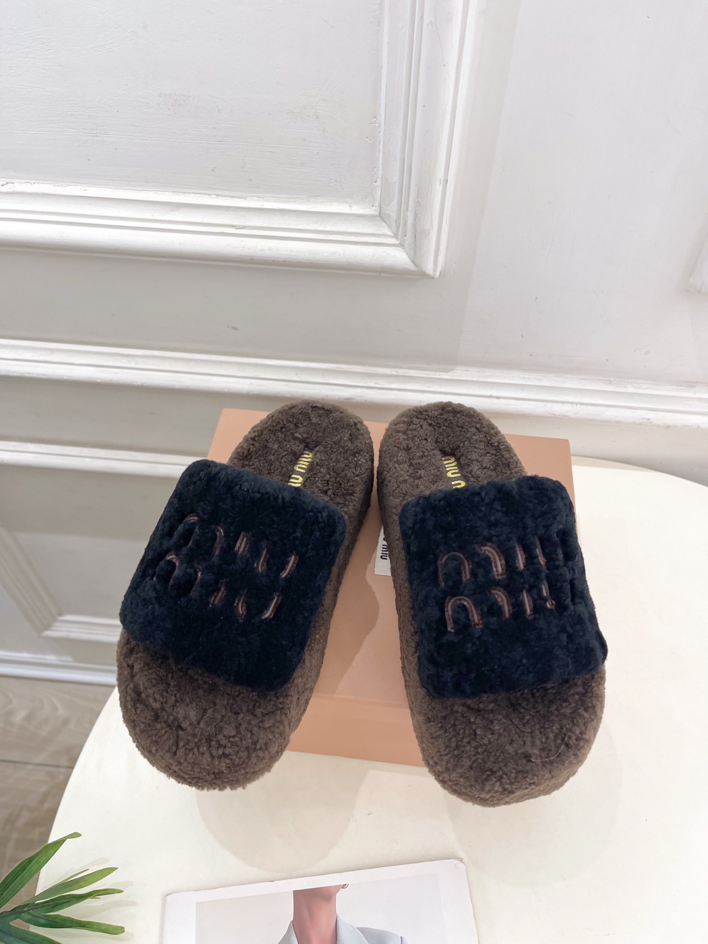 Miu Miu | 缪缪  25𝐬𝐬

🖤2025秋冬新品   专柜主打最新走秀款 经典字母厚底毛毛拖鞋