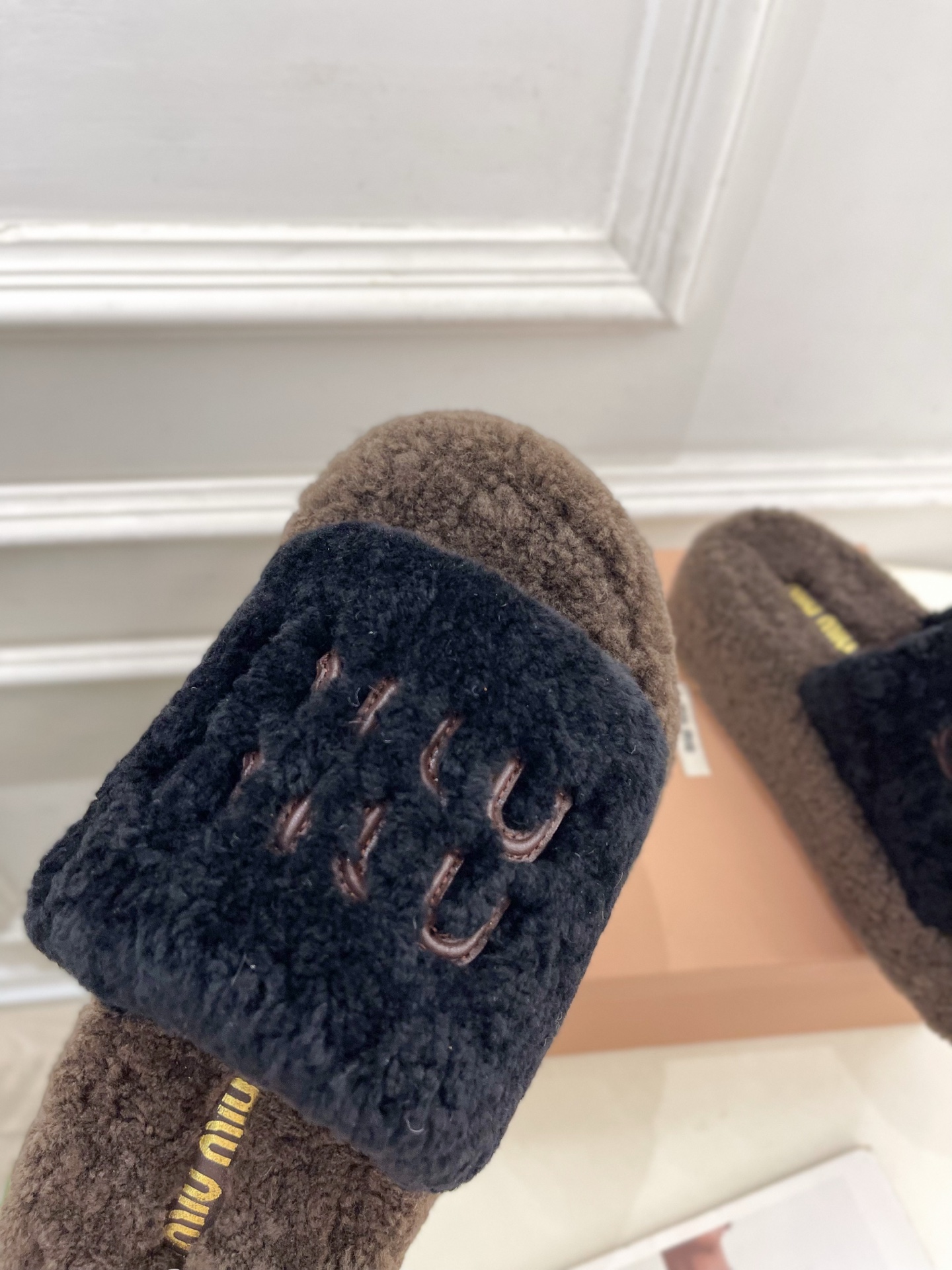 Miu Miu | 缪缪  25𝐬𝐬

🖤2025秋冬新品   专柜主打最新走秀款 经典字母厚底毛毛拖鞋