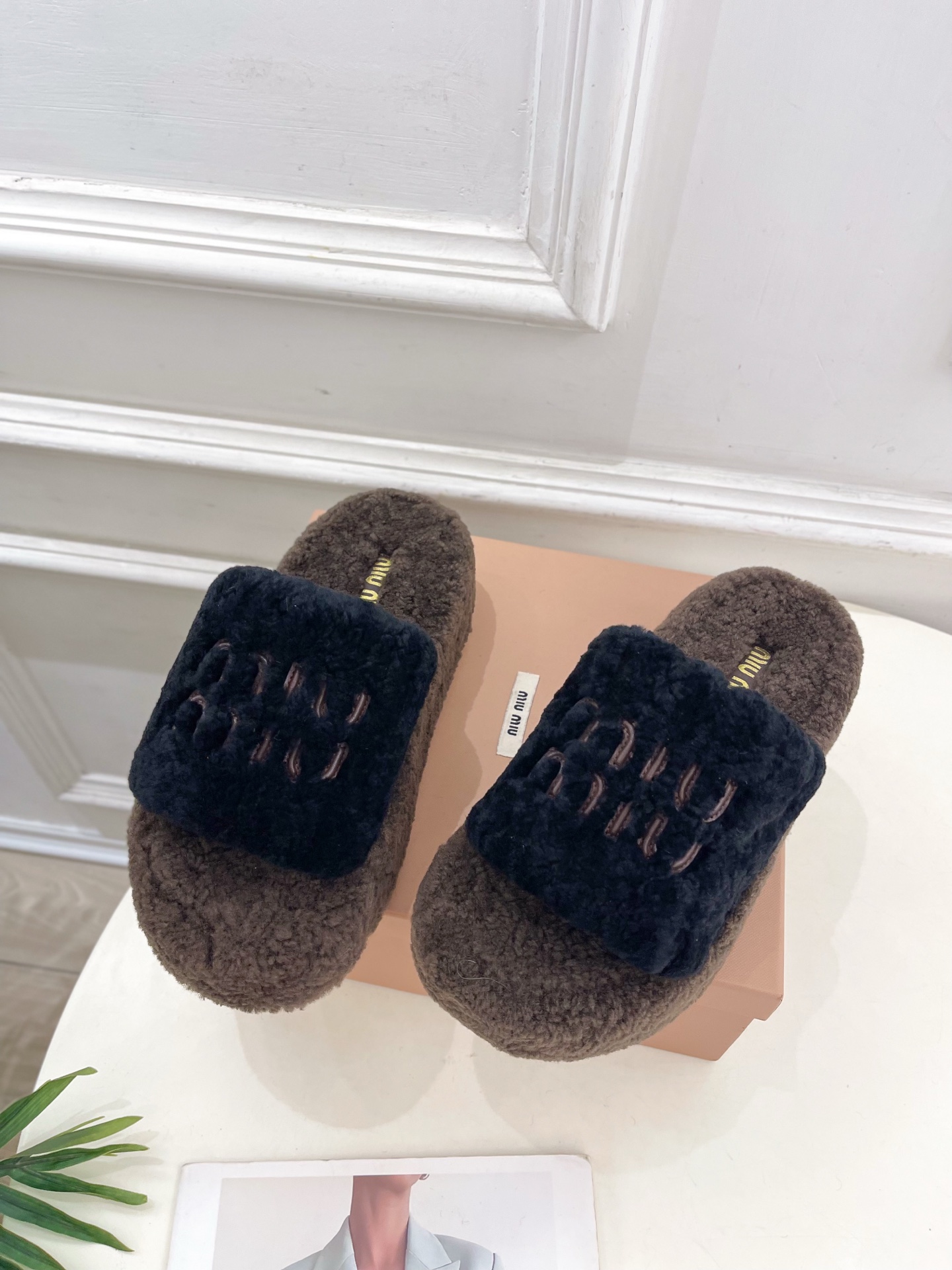 Miu Miu | 缪缪  25𝐬𝐬

🖤2025秋冬新品   专柜主打最新走秀款 经典字母厚底毛毛拖鞋