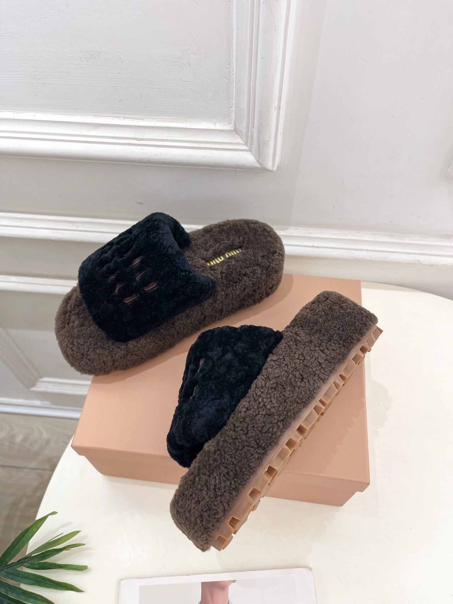 Miu Miu | 缪缪  25𝐬𝐬

🖤2025秋冬新品   专柜主打最新走秀款 经典字母厚底毛毛拖鞋