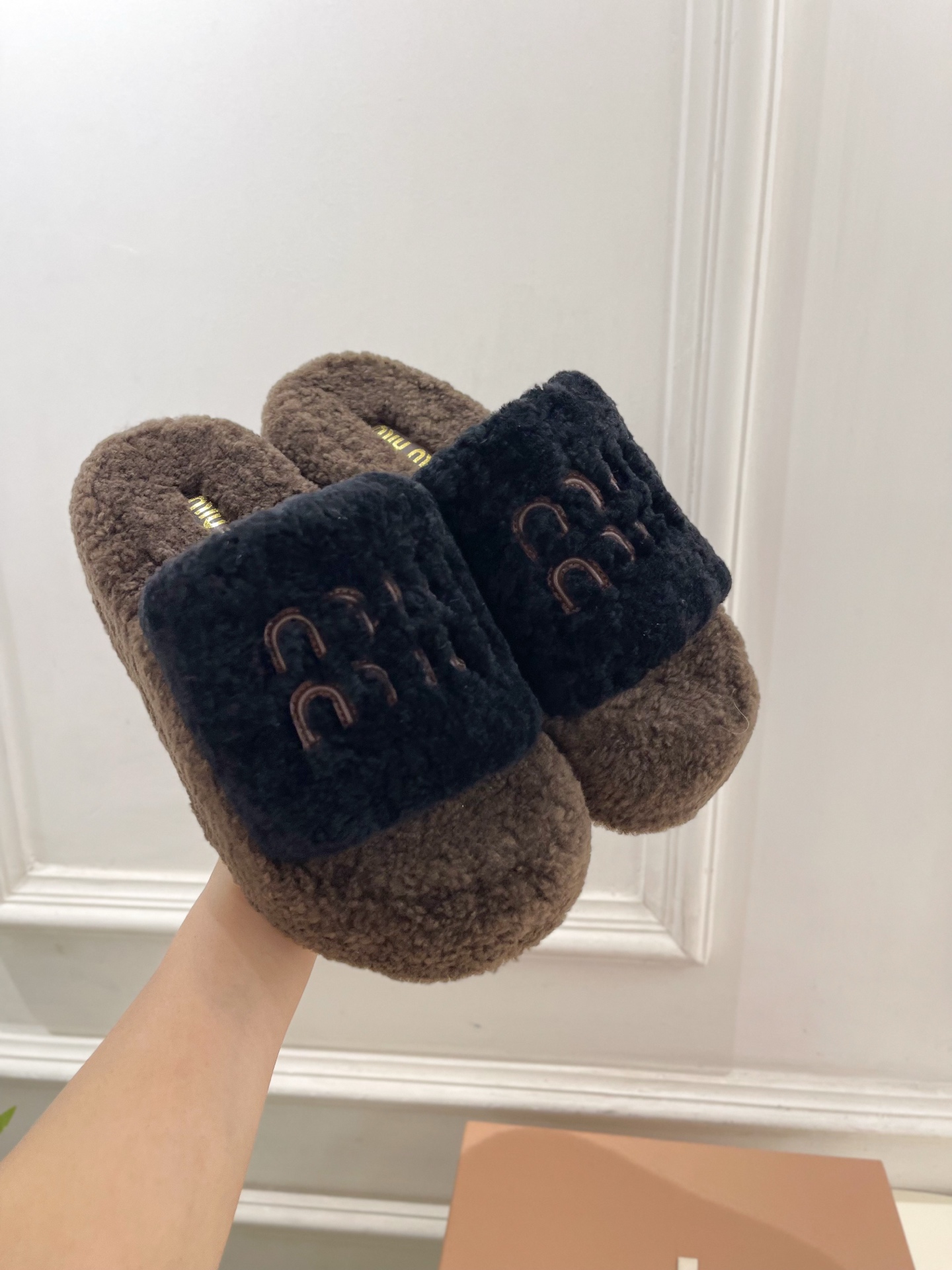 Miu Miu | 缪缪  25𝐬𝐬

🖤2025秋冬新品   专柜主打最新走秀款 经典字母厚底毛毛拖鞋
