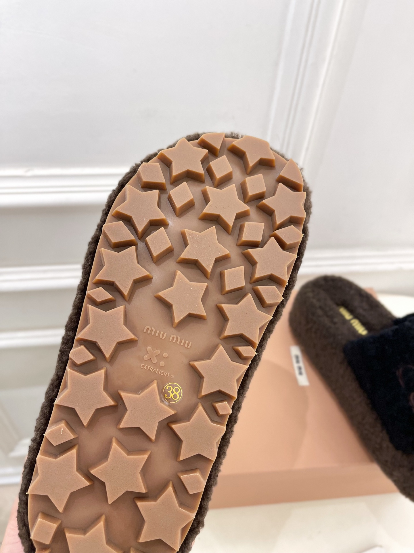 Miu Miu | 缪缪  25𝐬𝐬

🖤2025秋冬新品   专柜主打最新走秀款 经典字母厚底毛毛拖鞋