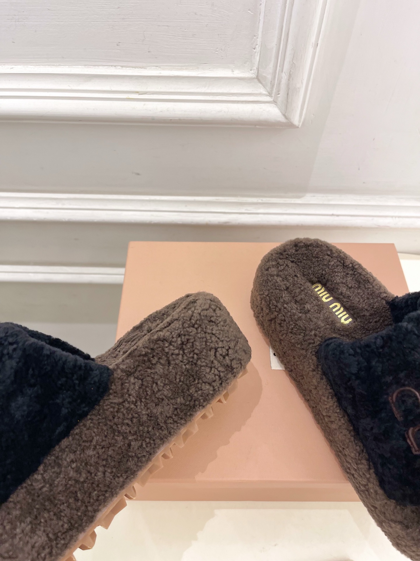 Miu Miu | 缪缪  25𝐬𝐬

🖤2025秋冬新品   专柜主打最新走秀款 经典字母厚底毛毛拖鞋