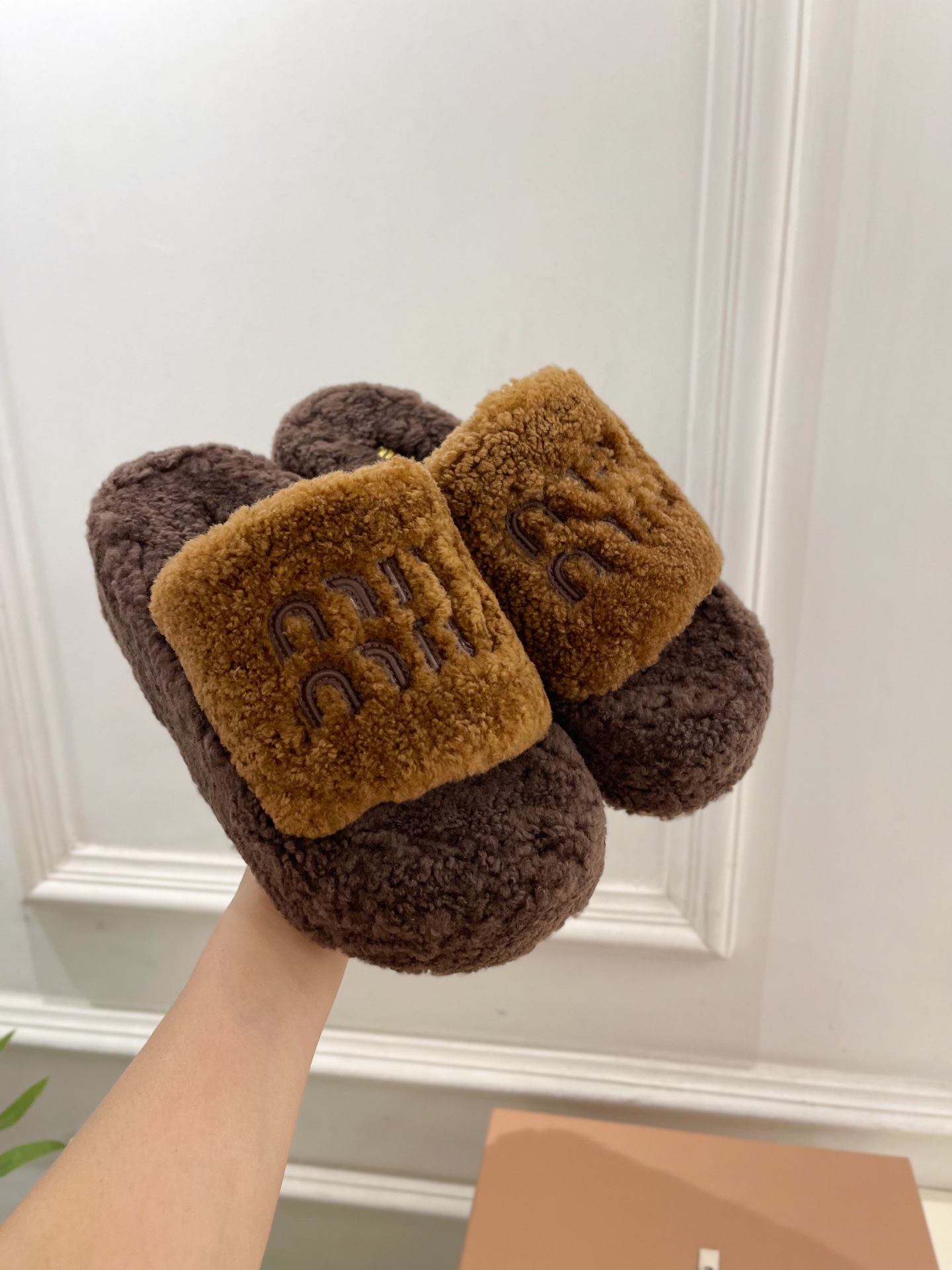 Miu Miu | 缪缪  25𝐬𝐬

🖤2025秋冬新品   专柜主打最新走秀款 经典字母厚底毛毛拖鞋