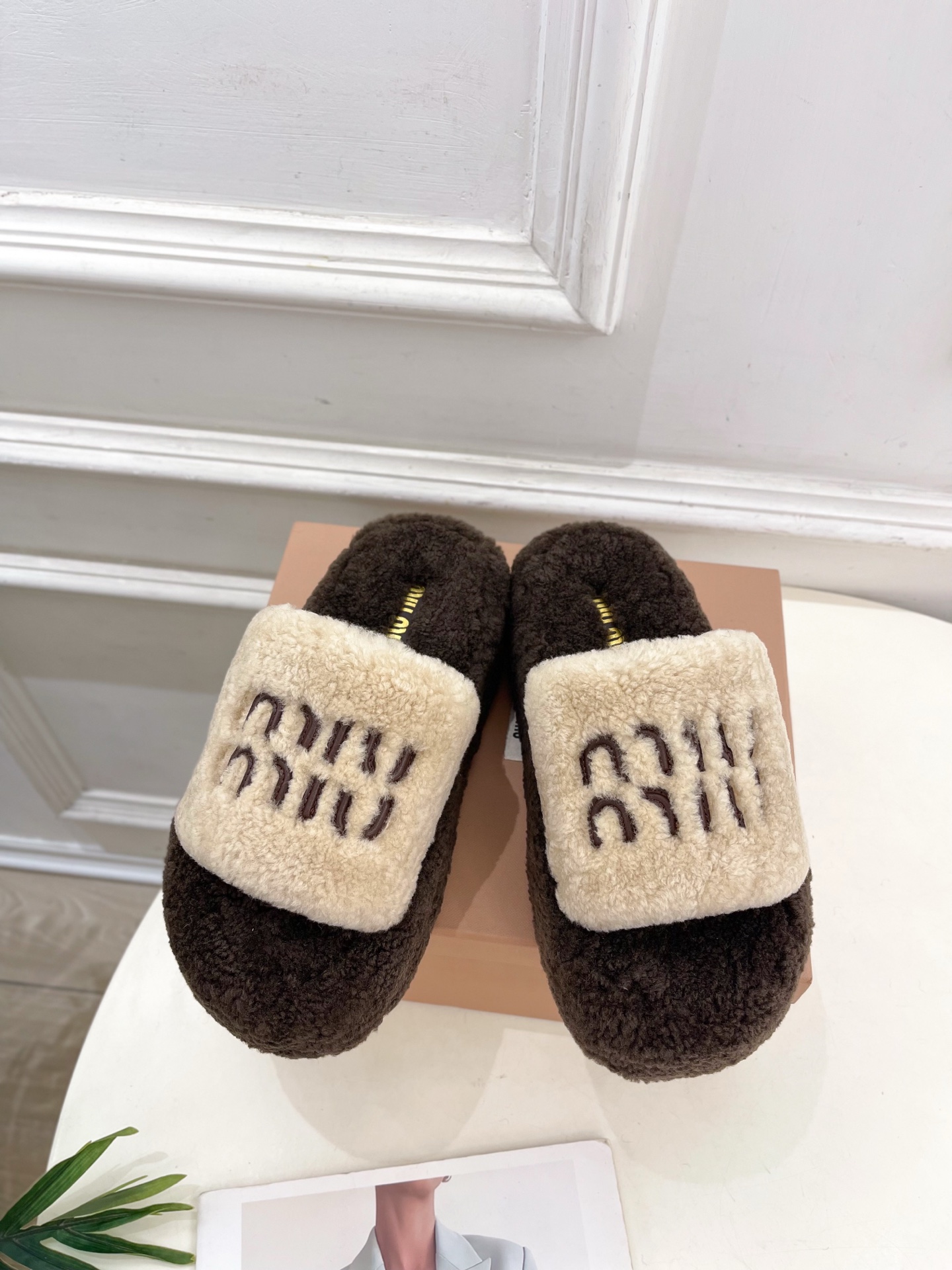 Miu Miu | 缪缪  25𝐬𝐬

🖤2025秋冬新品   专柜主打最新走秀款 经典字母厚底毛毛拖鞋