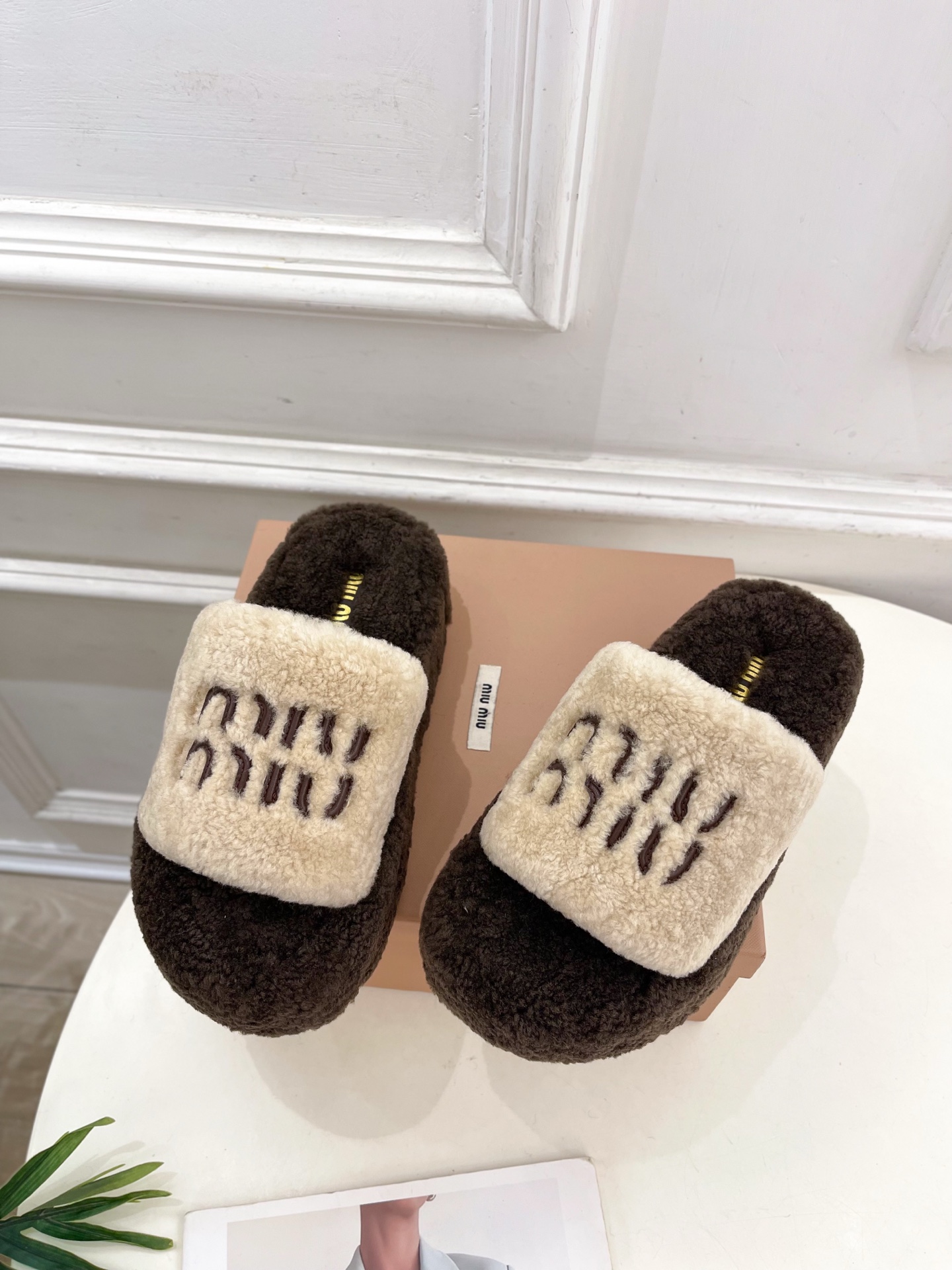 Miu Miu | 缪缪  25𝐬𝐬

🖤2025秋冬新品   专柜主打最新走秀款 经典字母厚底毛毛拖鞋