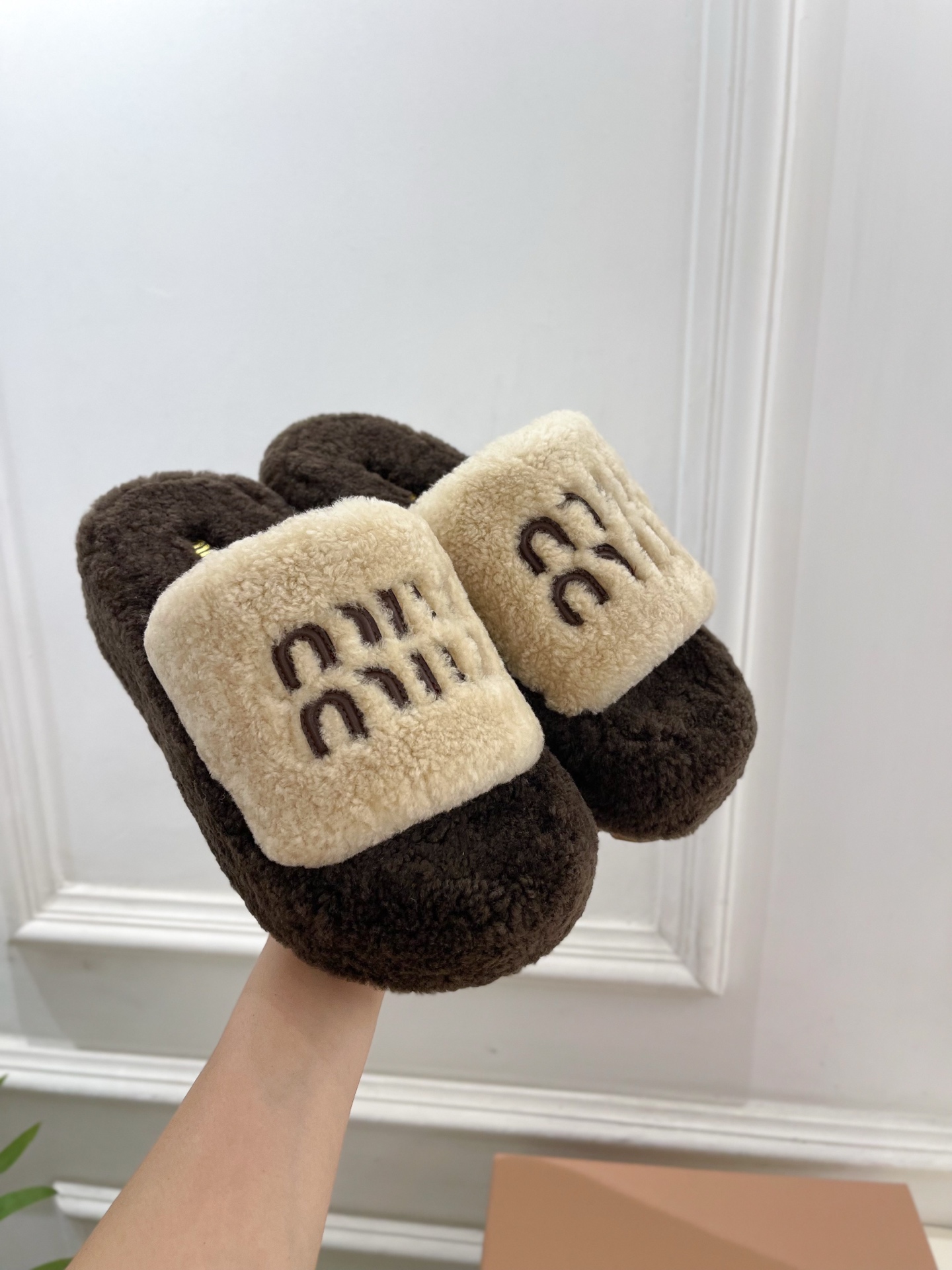 Miu Miu | 缪缪  25𝐬𝐬

🖤2025秋冬新品   专柜主打最新走秀款 经典字母厚底毛毛拖鞋