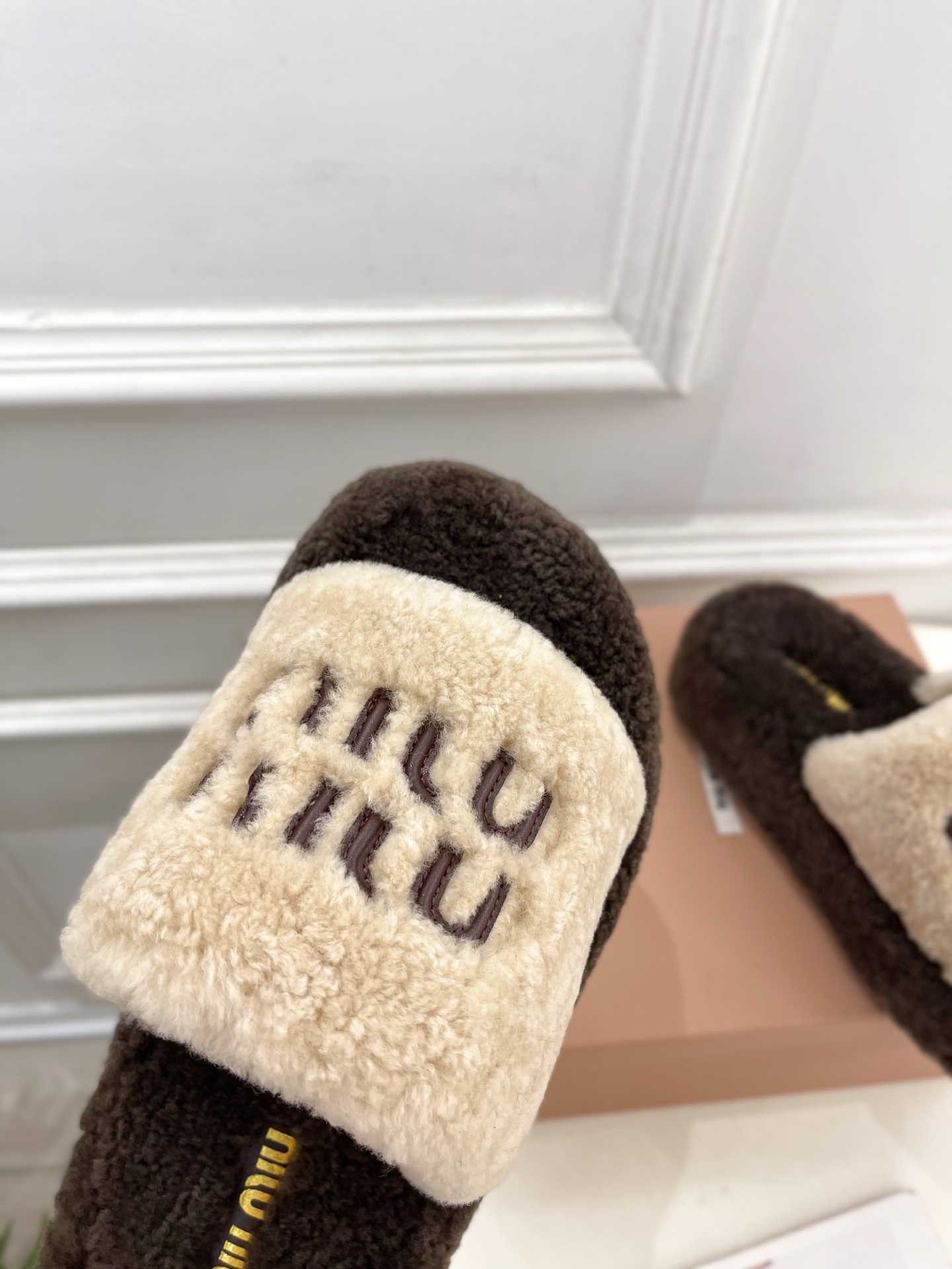 Miu Miu | 缪缪  25𝐬𝐬

🖤2025秋冬新品   专柜主打最新走秀款 经典字母厚底毛毛拖鞋