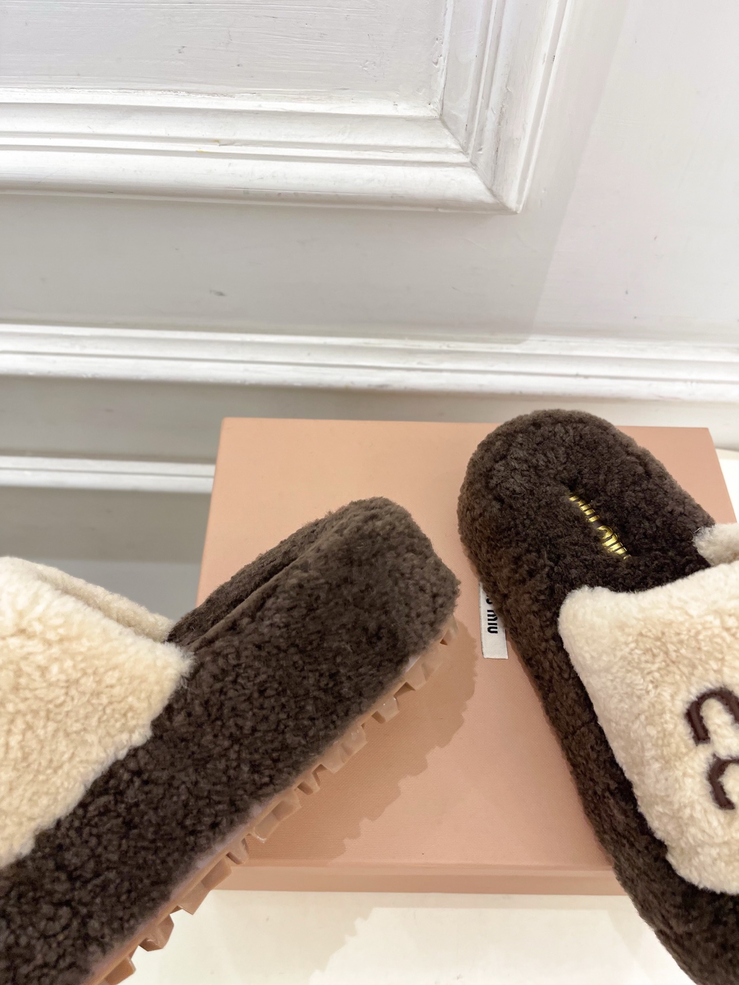 Miu Miu | 缪缪  25𝐬𝐬

🖤2025秋冬新品   专柜主打最新走秀款 经典字母厚底毛毛拖鞋