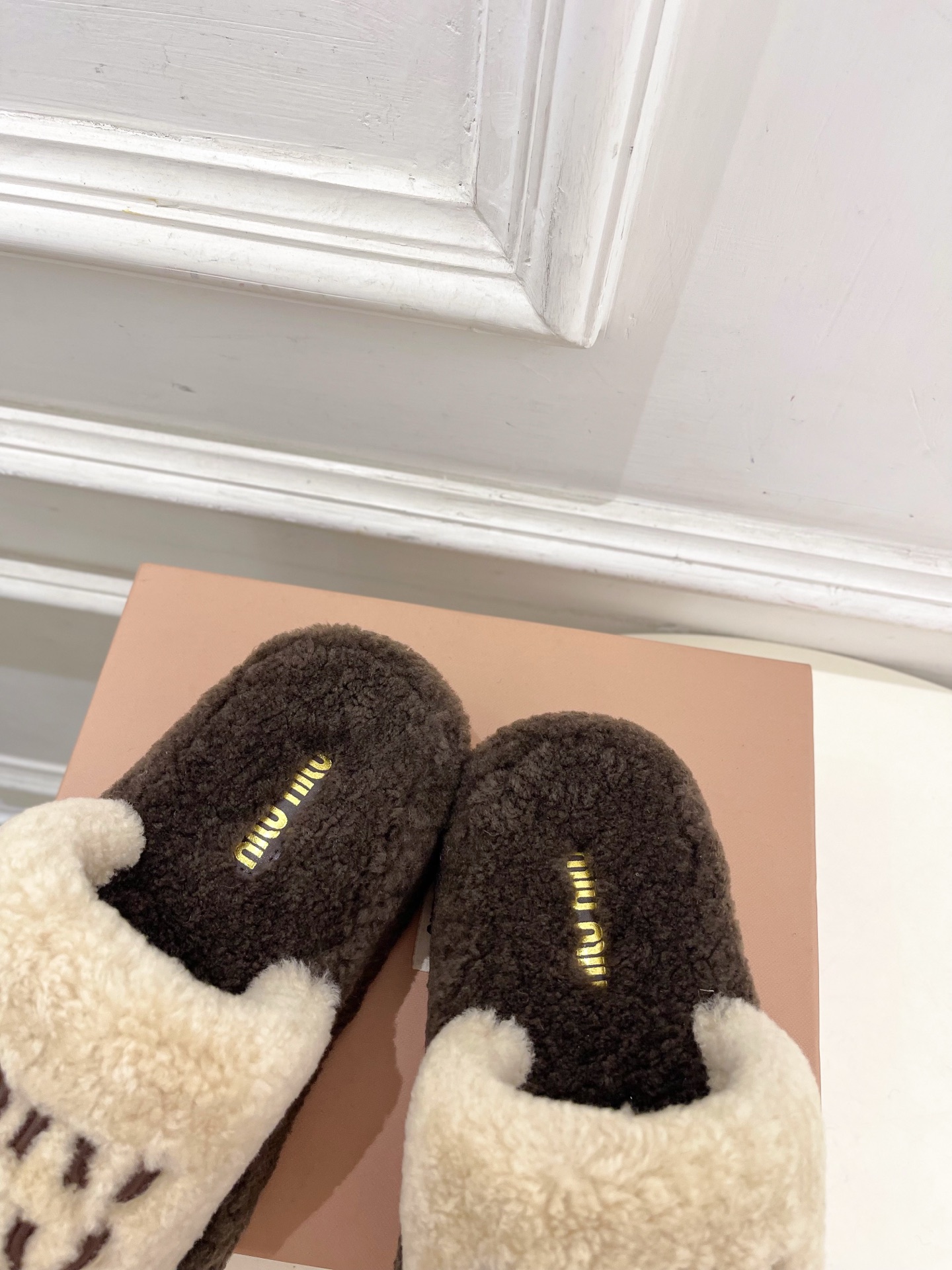Miu Miu | 缪缪  25𝐬𝐬

🖤2025秋冬新品   专柜主打最新走秀款 经典字母厚底毛毛拖鞋