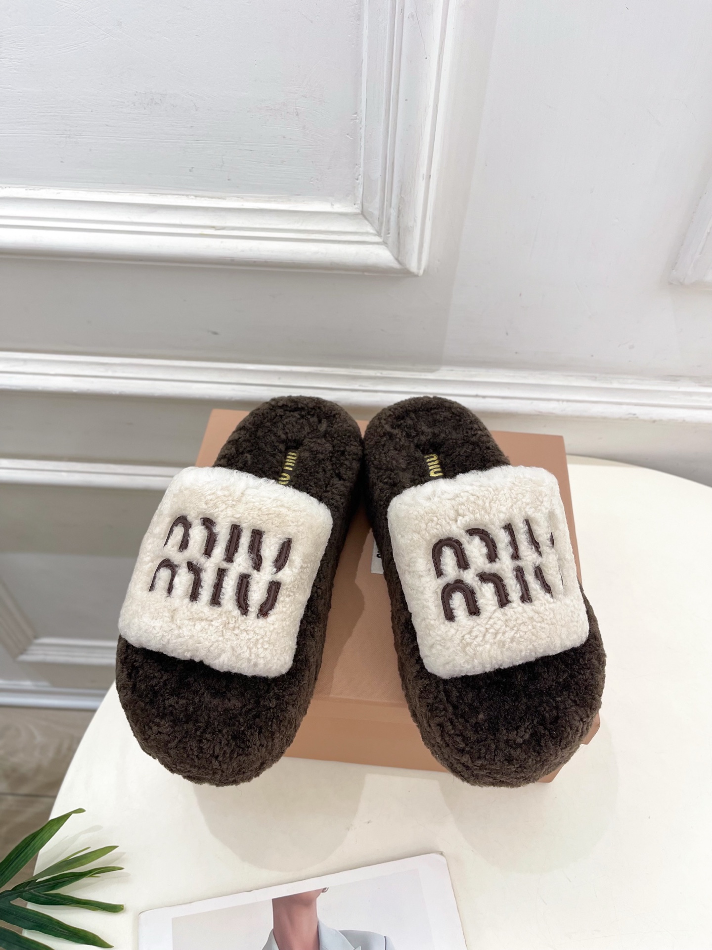 Miu Miu | 缪缪  25𝐬𝐬

🖤2025秋冬新品   专柜主打最新走秀款 经典字母厚底毛毛拖鞋