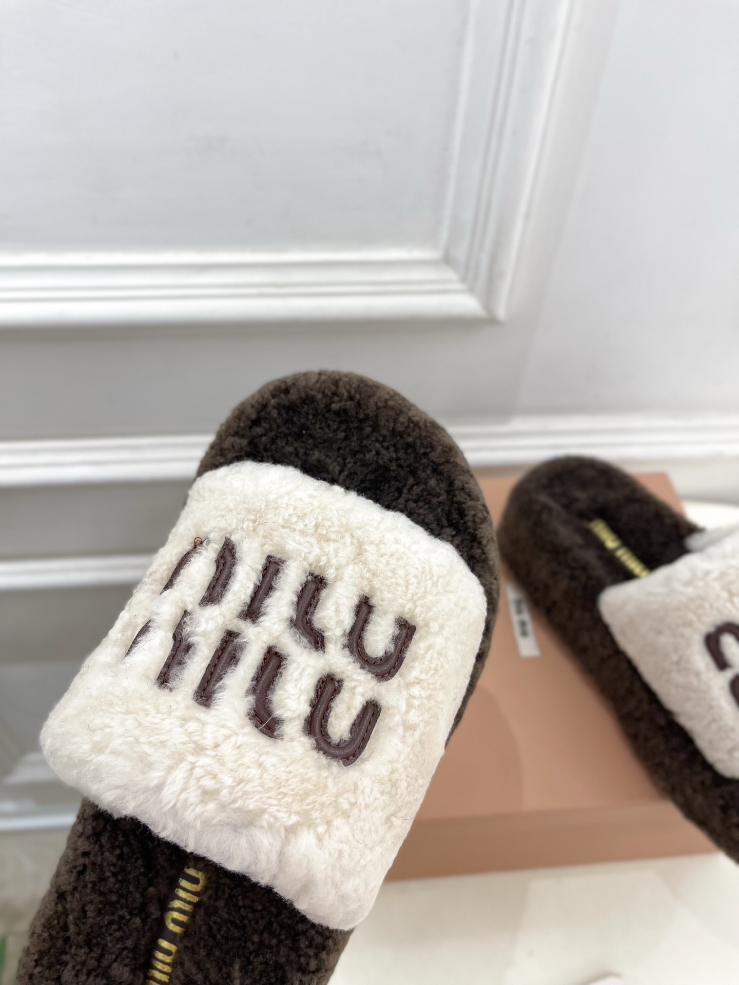 Miu Miu | 缪缪  25𝐬𝐬

🖤2025秋冬新品   专柜主打最新走秀款 经典字母厚底毛毛拖鞋