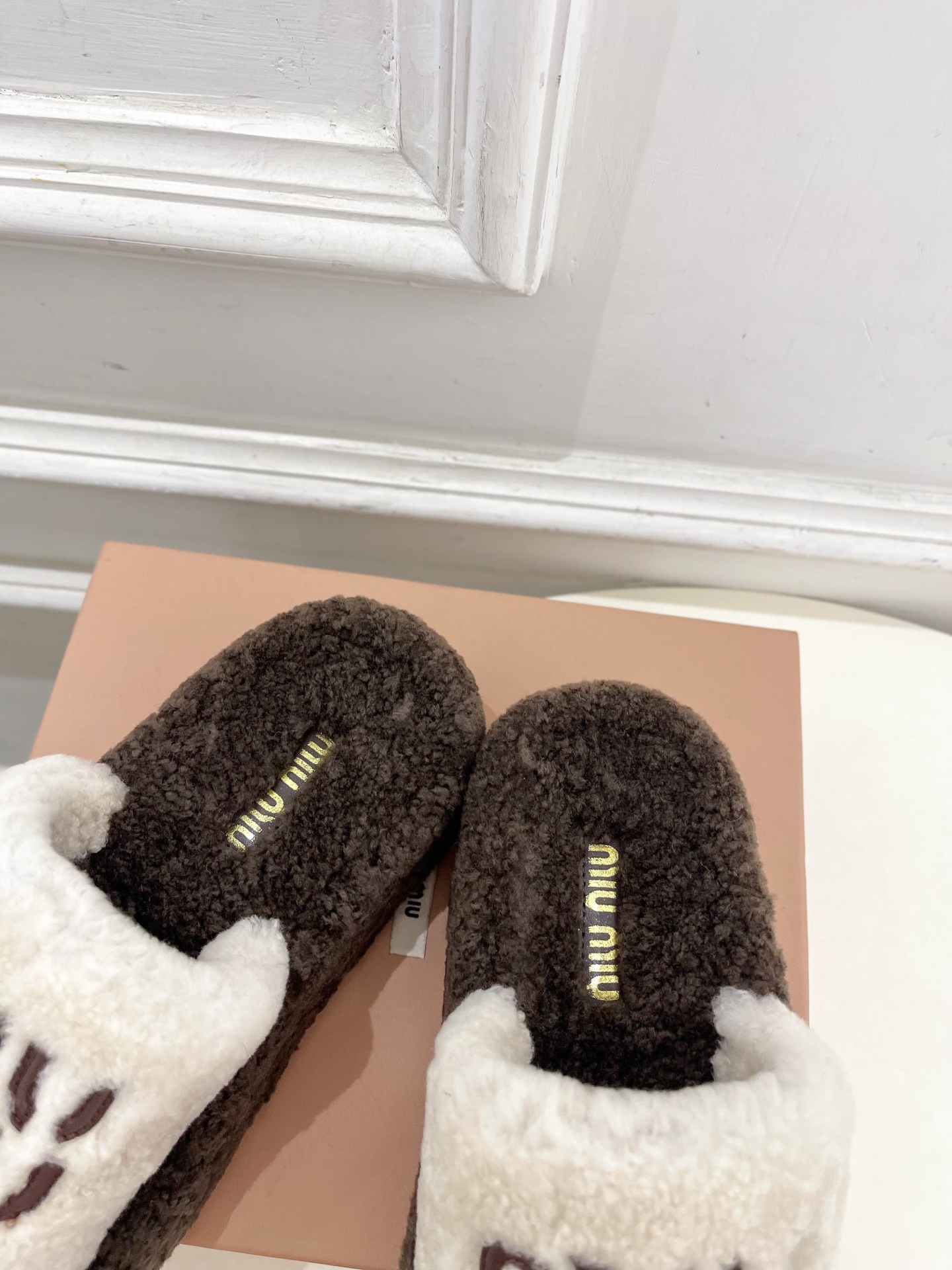 Miu Miu | 缪缪  25𝐬𝐬

🖤2025秋冬新品   专柜主打最新走秀款 经典字母厚底毛毛拖鞋