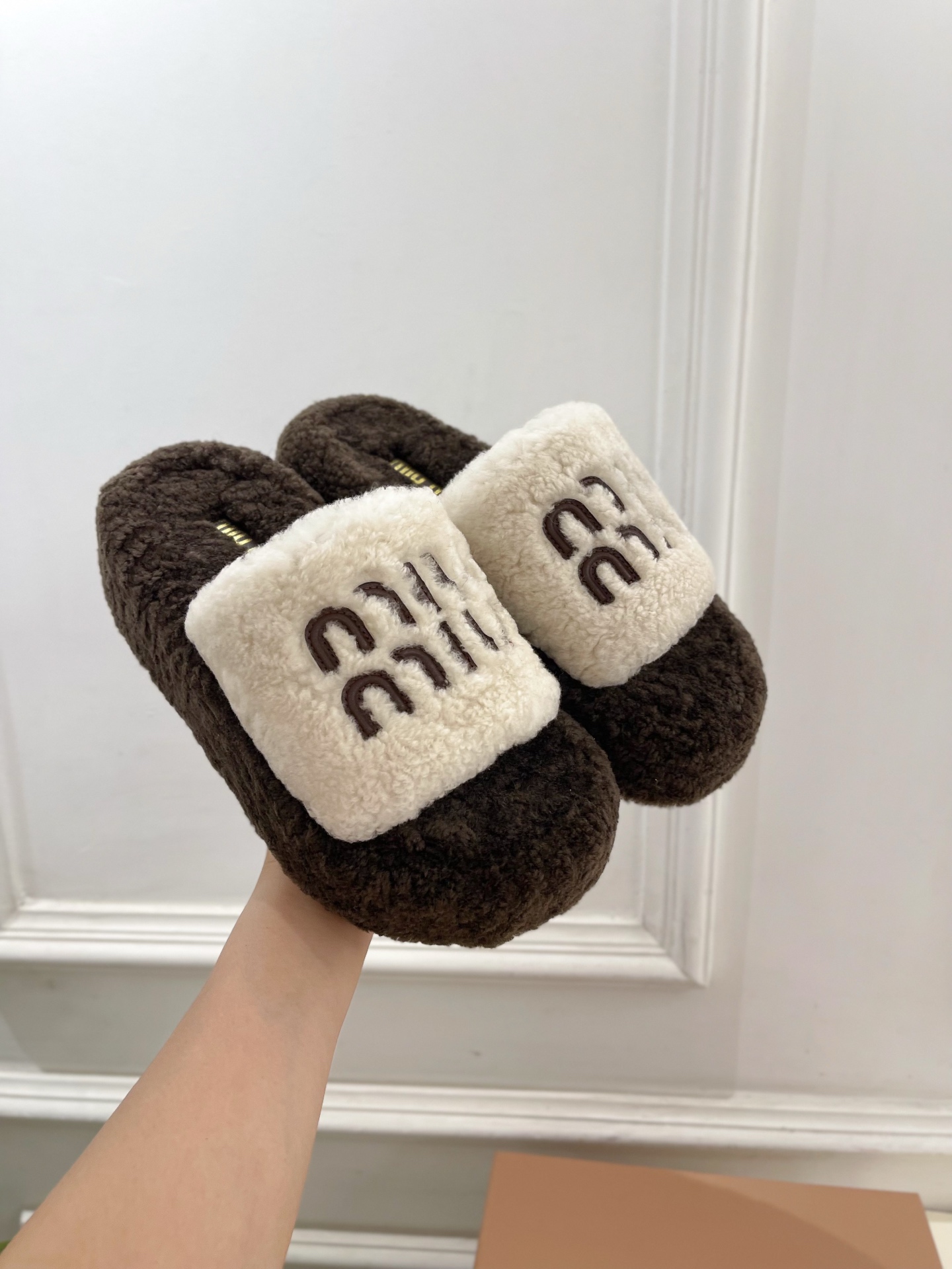 Miu Miu | 缪缪  25𝐬𝐬

🖤2025秋冬新品   专柜主打最新走秀款 经典字母厚底毛毛拖鞋