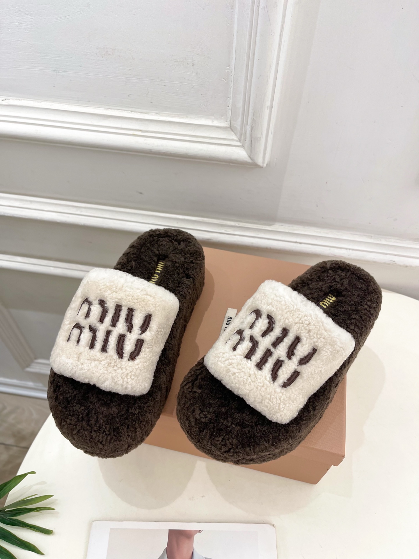 Miu Miu | 缪缪  25𝐬𝐬

🖤2025秋冬新品   专柜主打最新走秀款 经典字母厚底毛毛拖鞋