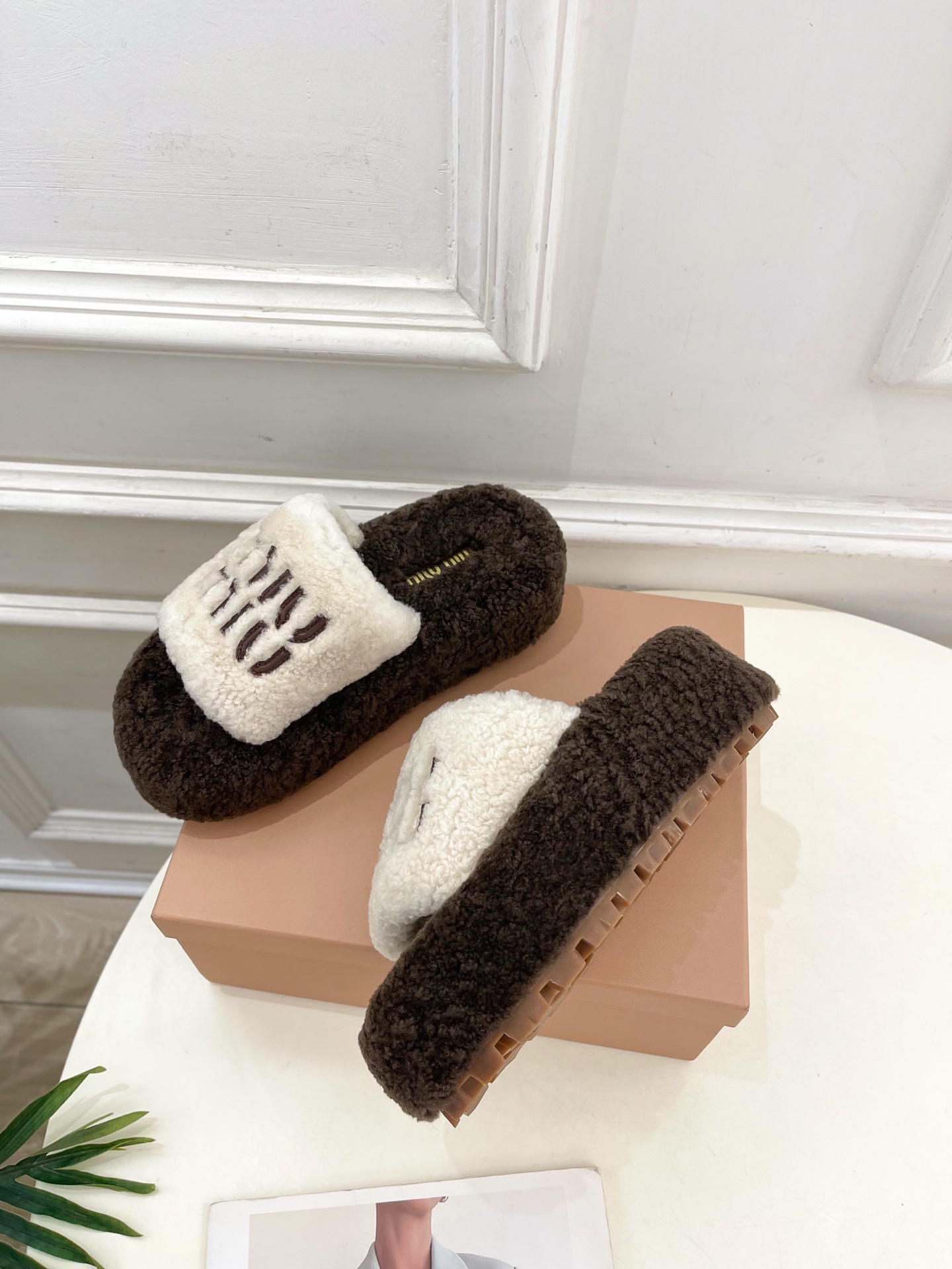 Miu Miu | 缪缪  25𝐬𝐬

🖤2025秋冬新品   专柜主打最新走秀款 经典字母厚底毛毛拖鞋