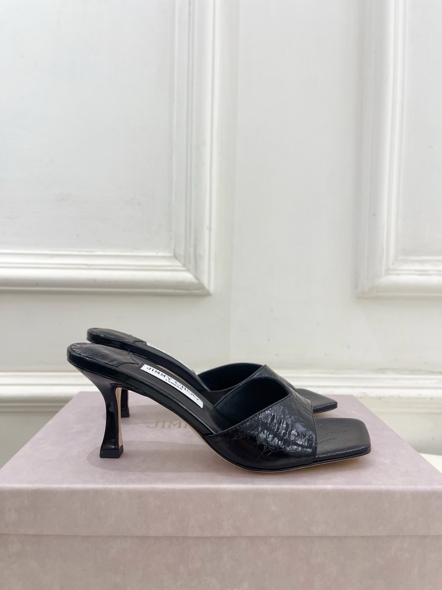 JimmyChoo✨吉米周 25ss ———
    
2025BS春夏新品 专柜最新JC方头V口高跟拖