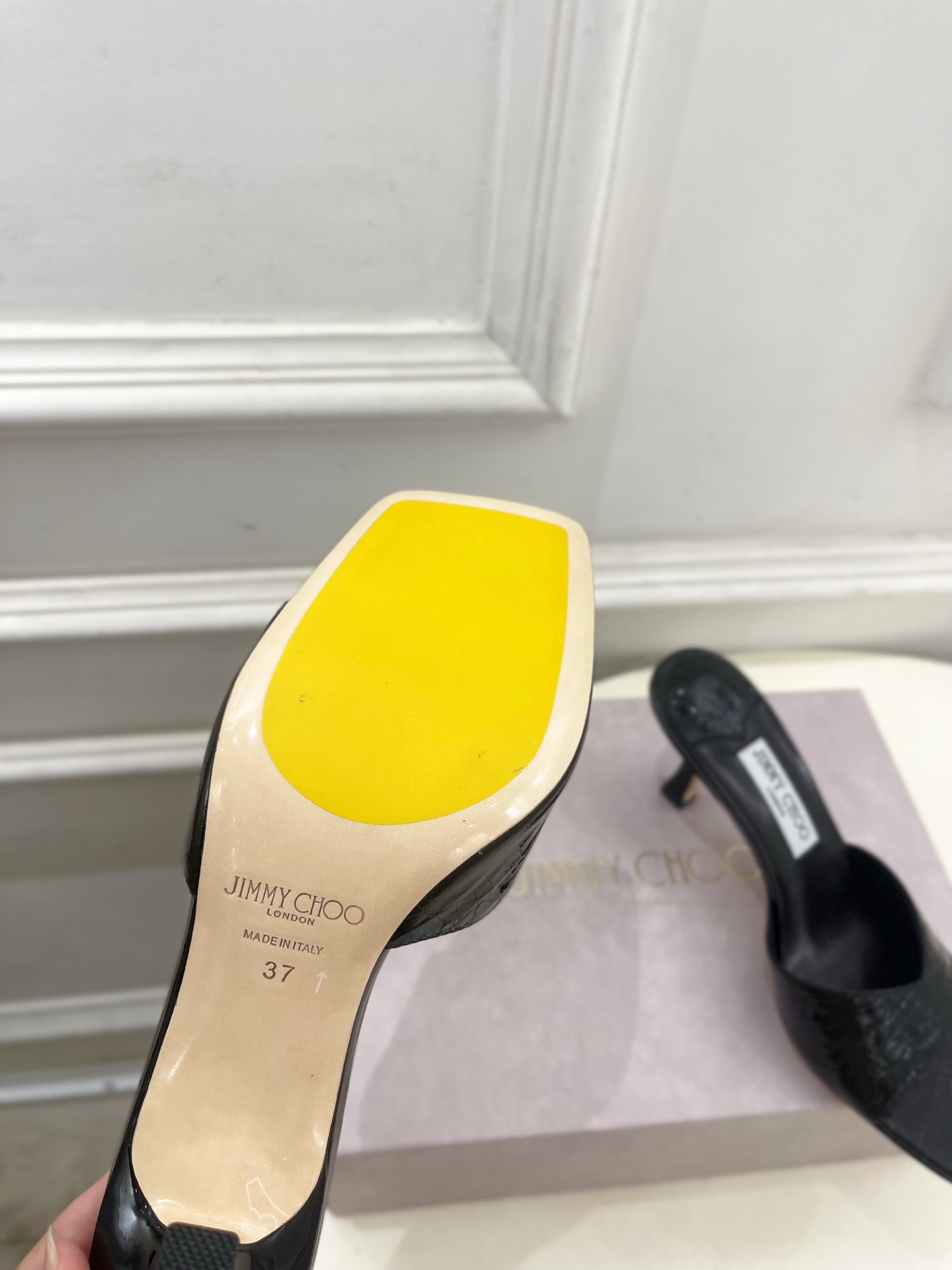JimmyChoo✨吉米周 25ss ———
    
2025BS春夏新品 专柜最新JC方头V口高跟拖