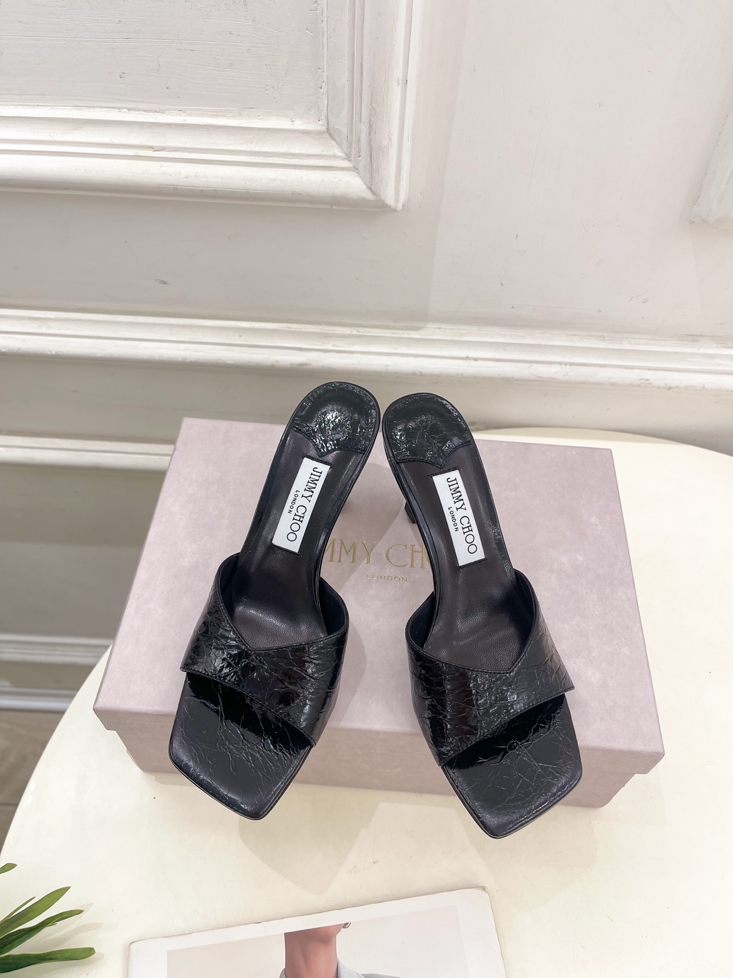 JimmyChoo✨吉米周 25ss ———
    
2025BS春夏新品 专柜最新JC方头V口高跟拖