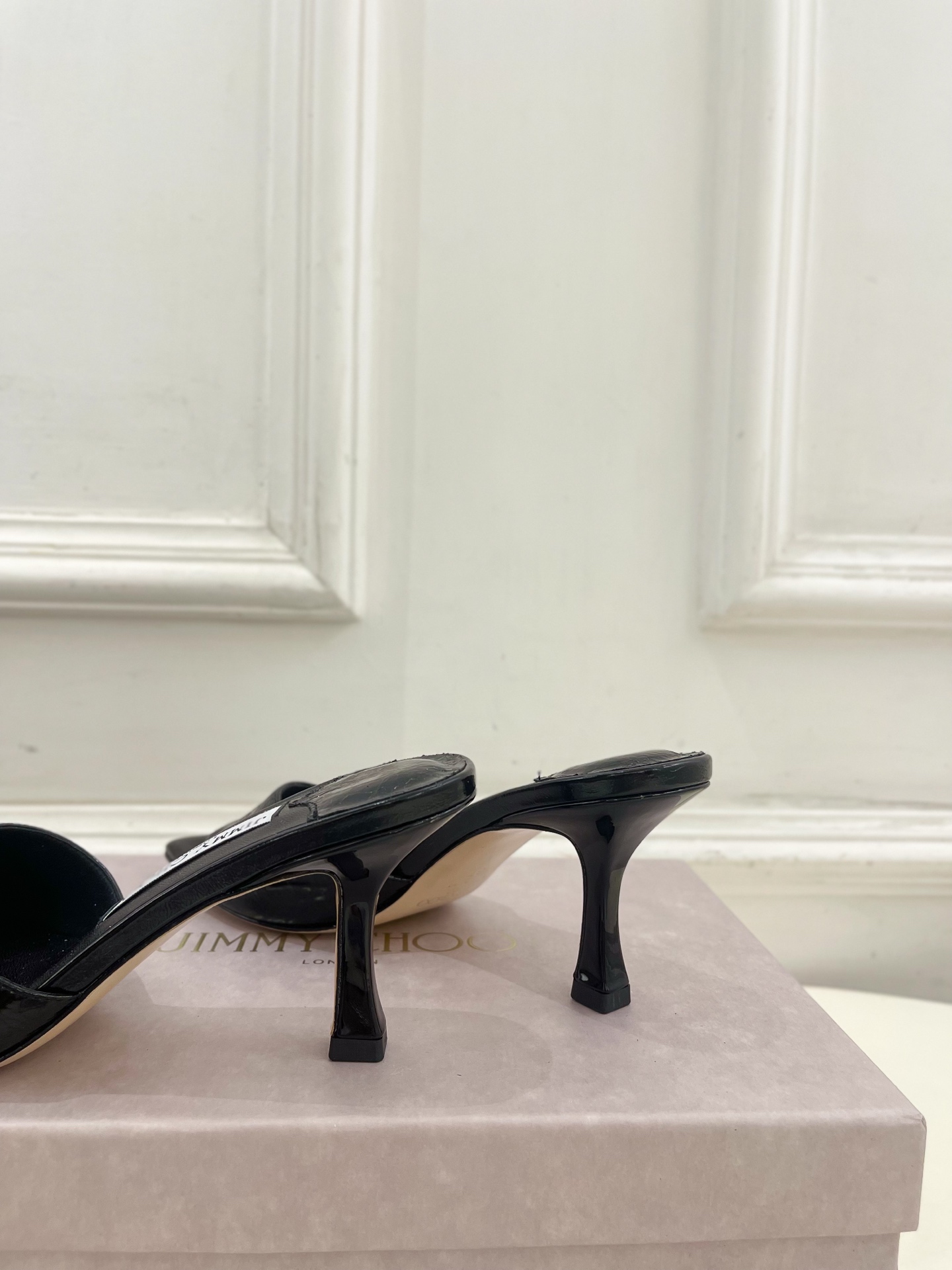 JimmyChoo✨吉米周 25ss ———
    
2025BS春夏新品 专柜最新JC方头V口高跟拖