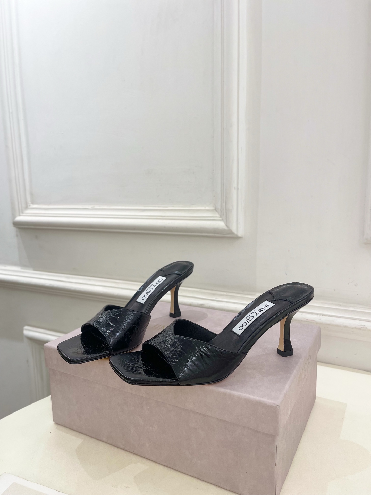 JimmyChoo✨吉米周 25ss ———
    
2025BS春夏新品 专柜最新JC方头V口高跟拖