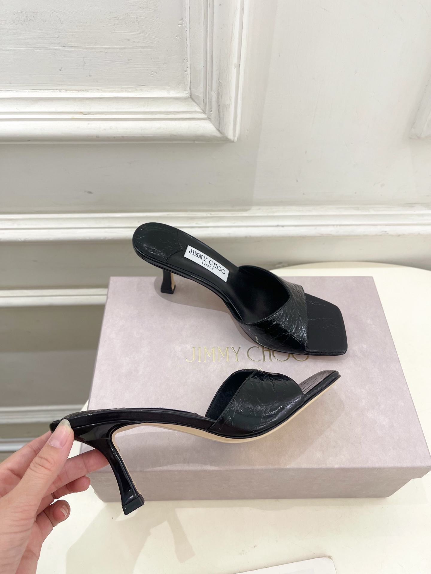 JimmyChoo✨吉米周 25ss ———
    
2025BS春夏新品 专柜最新JC方头V口高跟拖