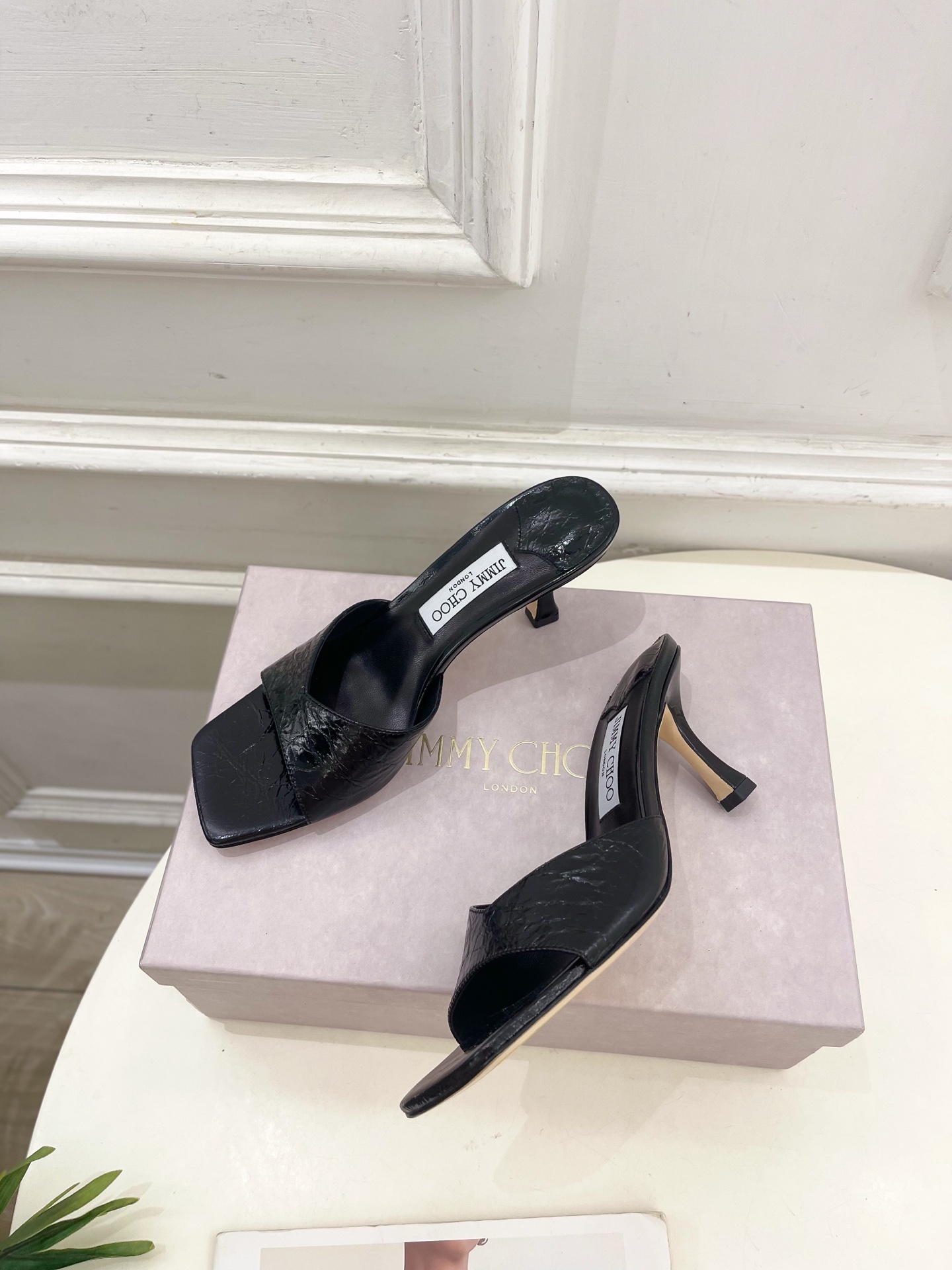 JimmyChoo✨吉米周 25ss ———
    
2025BS春夏新品 专柜最新JC方头V口高跟拖