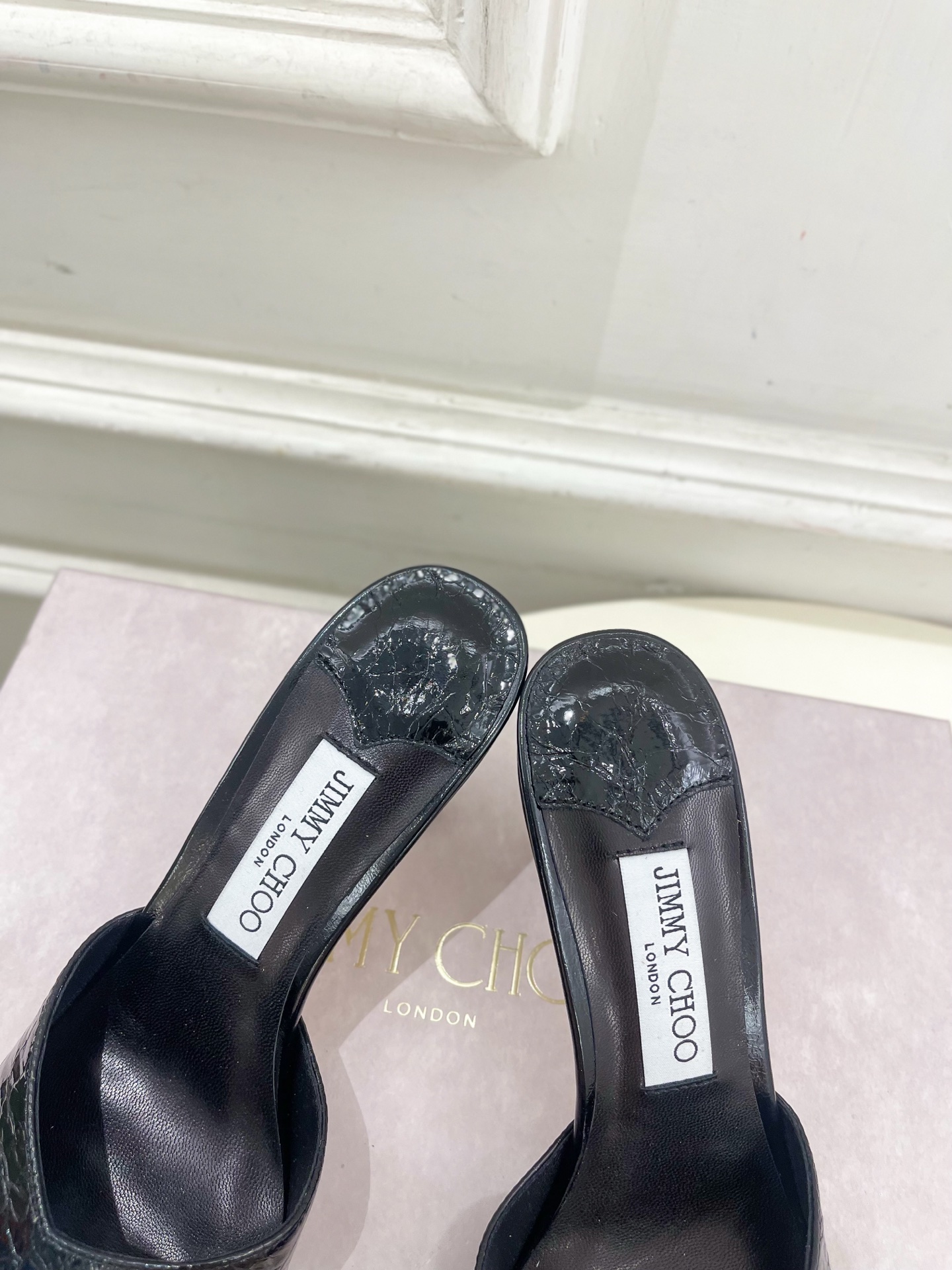 JimmyChoo✨吉米周 25ss ———
    
2025BS春夏新品 专柜最新JC方头V口高跟拖