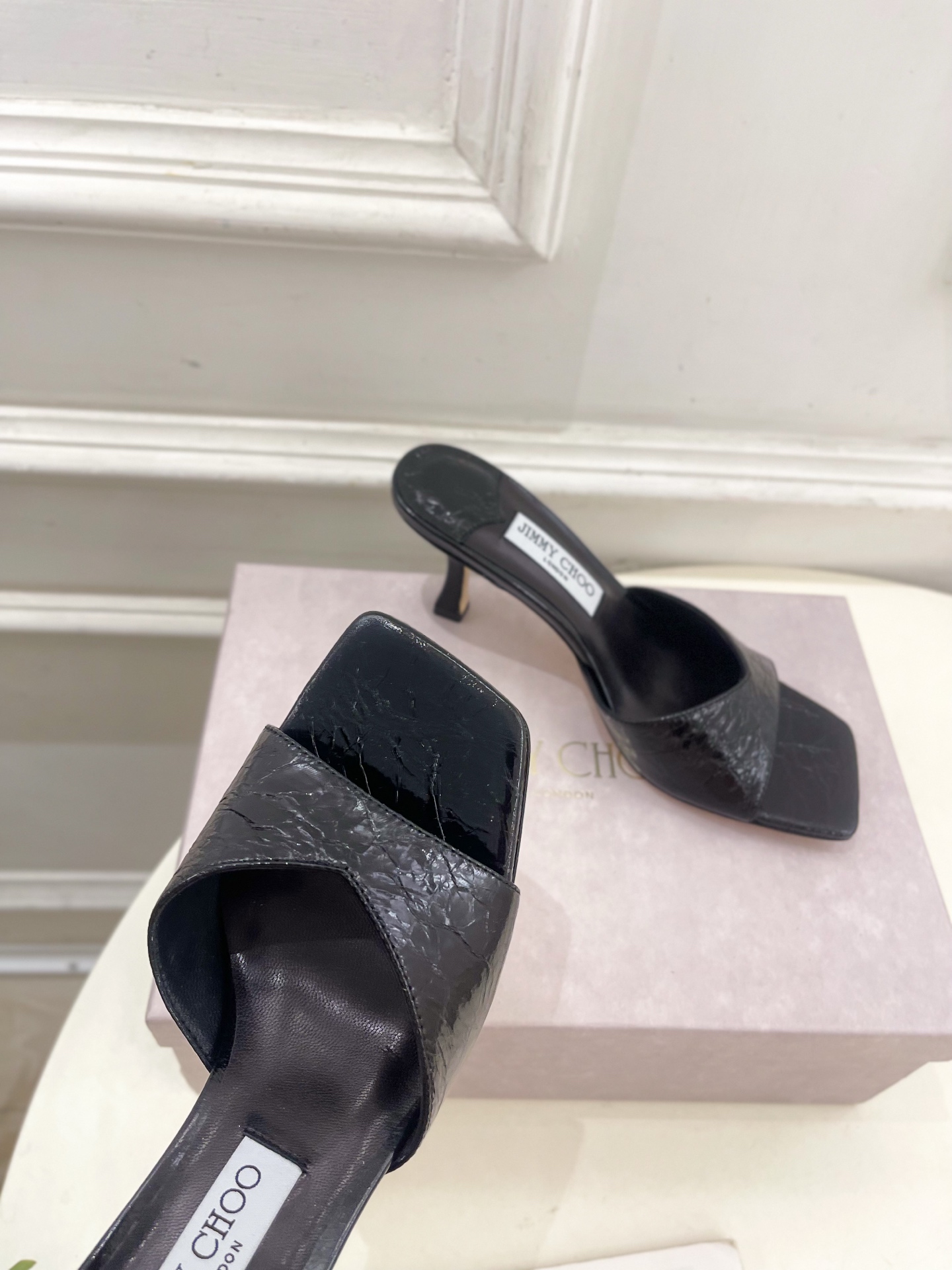 JimmyChoo✨吉米周 25ss ———
    
2025BS春夏新品 专柜最新JC方头V口高跟拖
