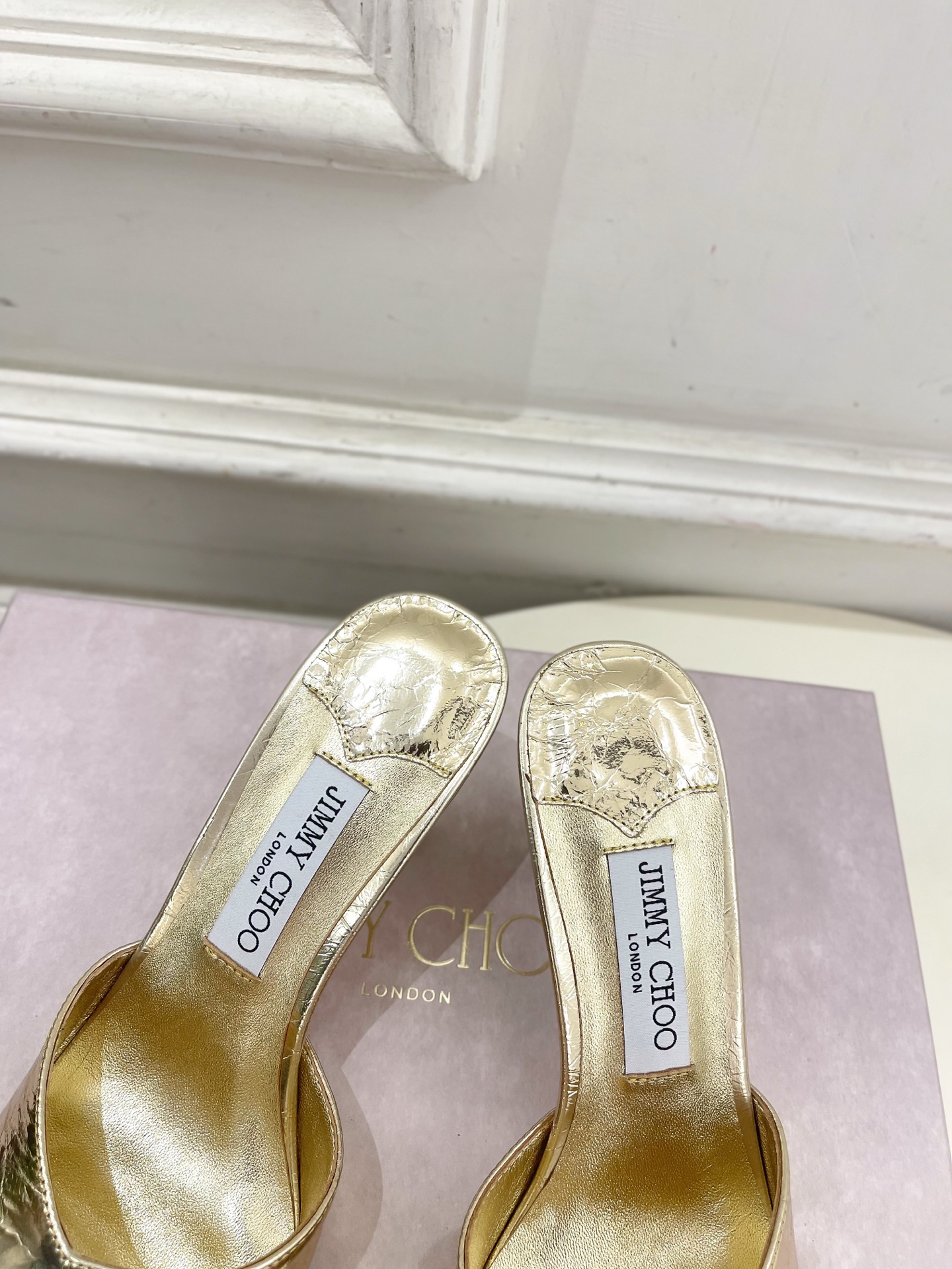 JimmyChoo✨吉米周 25ss ———
    
2025BS春夏新品 专柜最新JC方头V口高跟拖