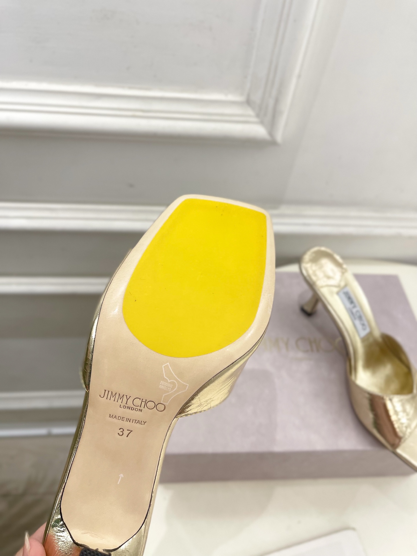 JimmyChoo✨吉米周 25ss ———
    
2025BS春夏新品 专柜最新JC方头V口高跟拖