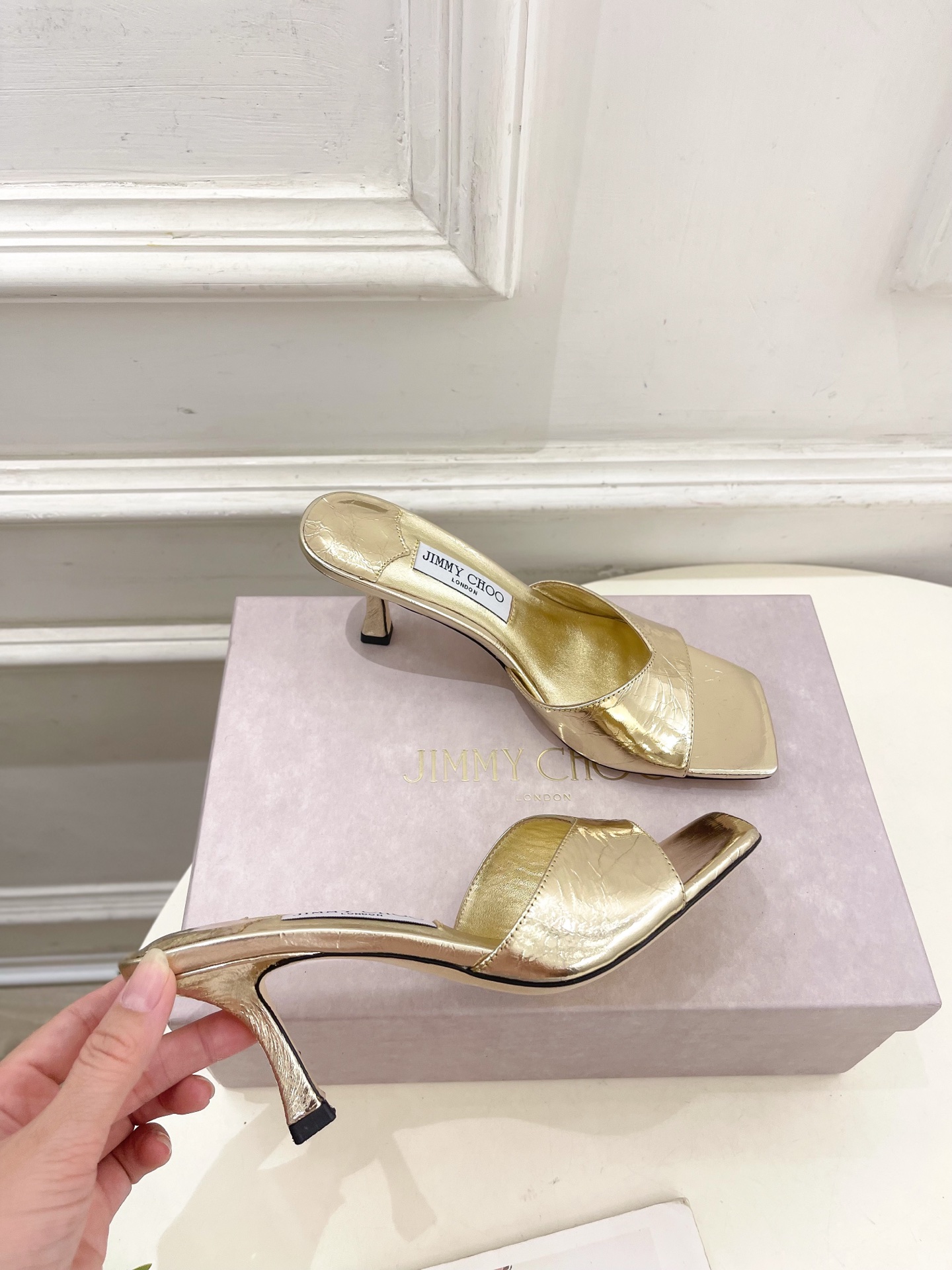 JimmyChoo✨吉米周 25ss ———
    
2025BS春夏新品 专柜最新JC方头V口高跟拖