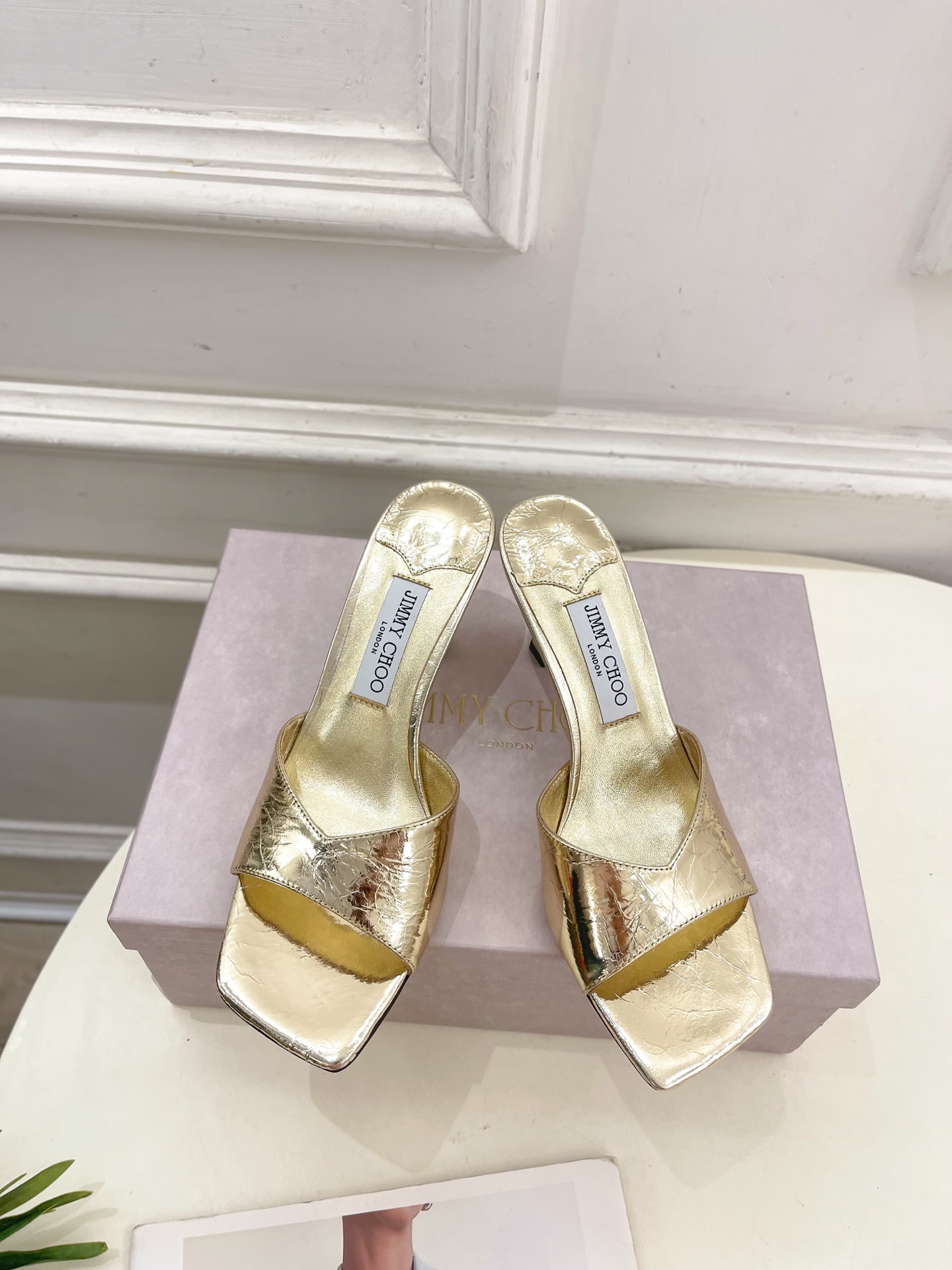 JimmyChoo✨吉米周 25ss ———
    
2025BS春夏新品 专柜最新JC方头V口高跟拖