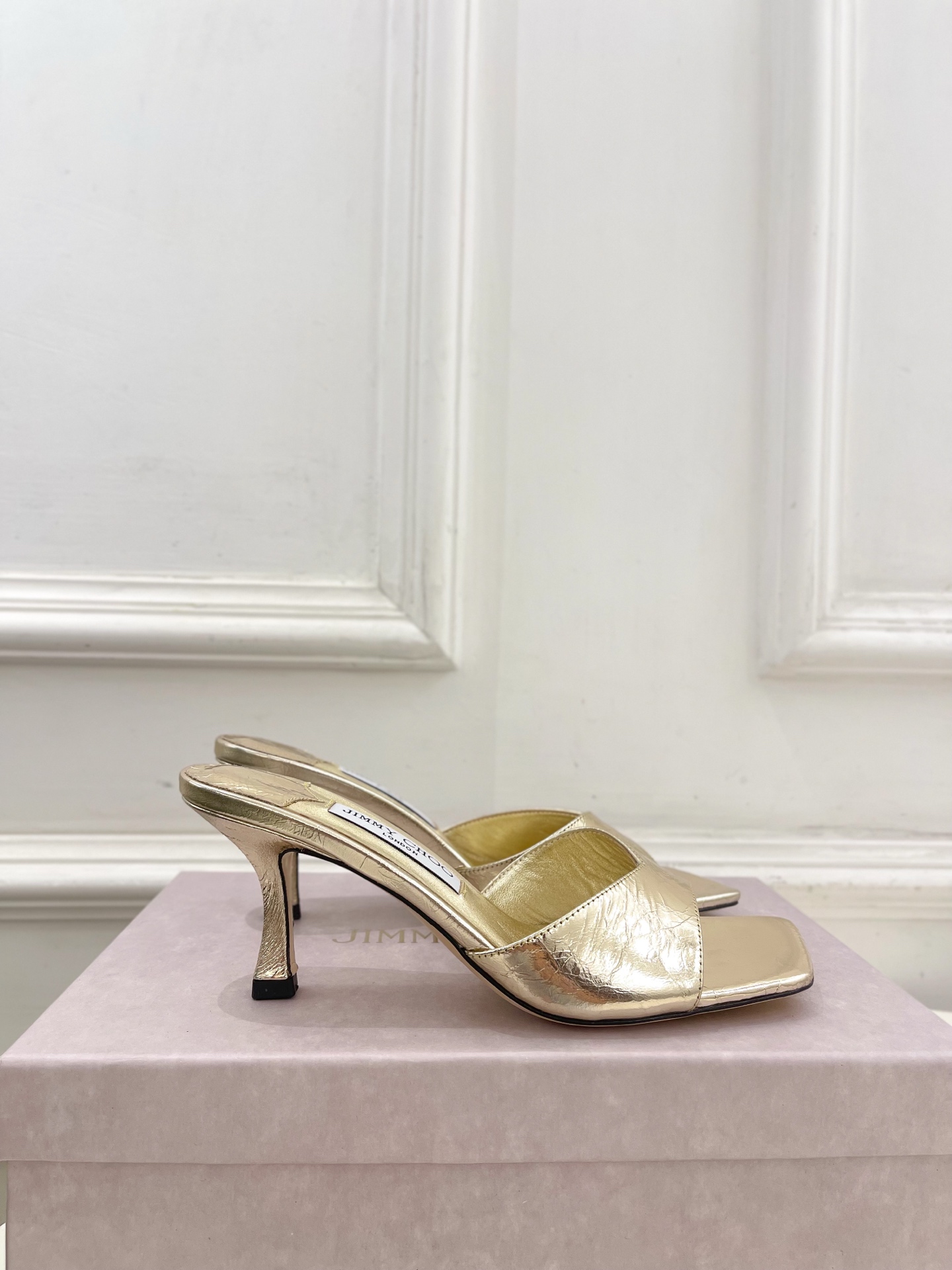 JimmyChoo✨吉米周 25ss ———
    
2025BS春夏新品 专柜最新JC方头V口高跟拖