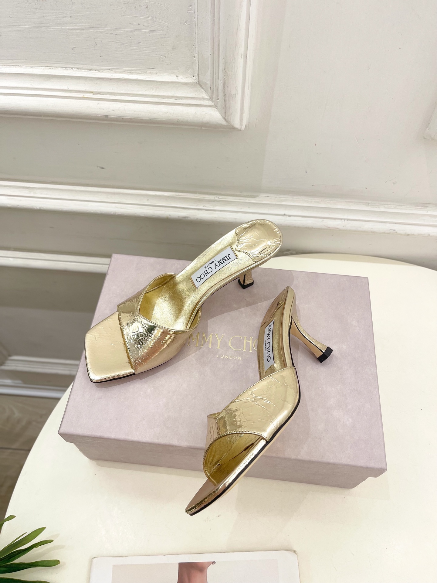 JimmyChoo✨吉米周 25ss ———
    
2025BS春夏新品 专柜最新JC方头V口高跟拖