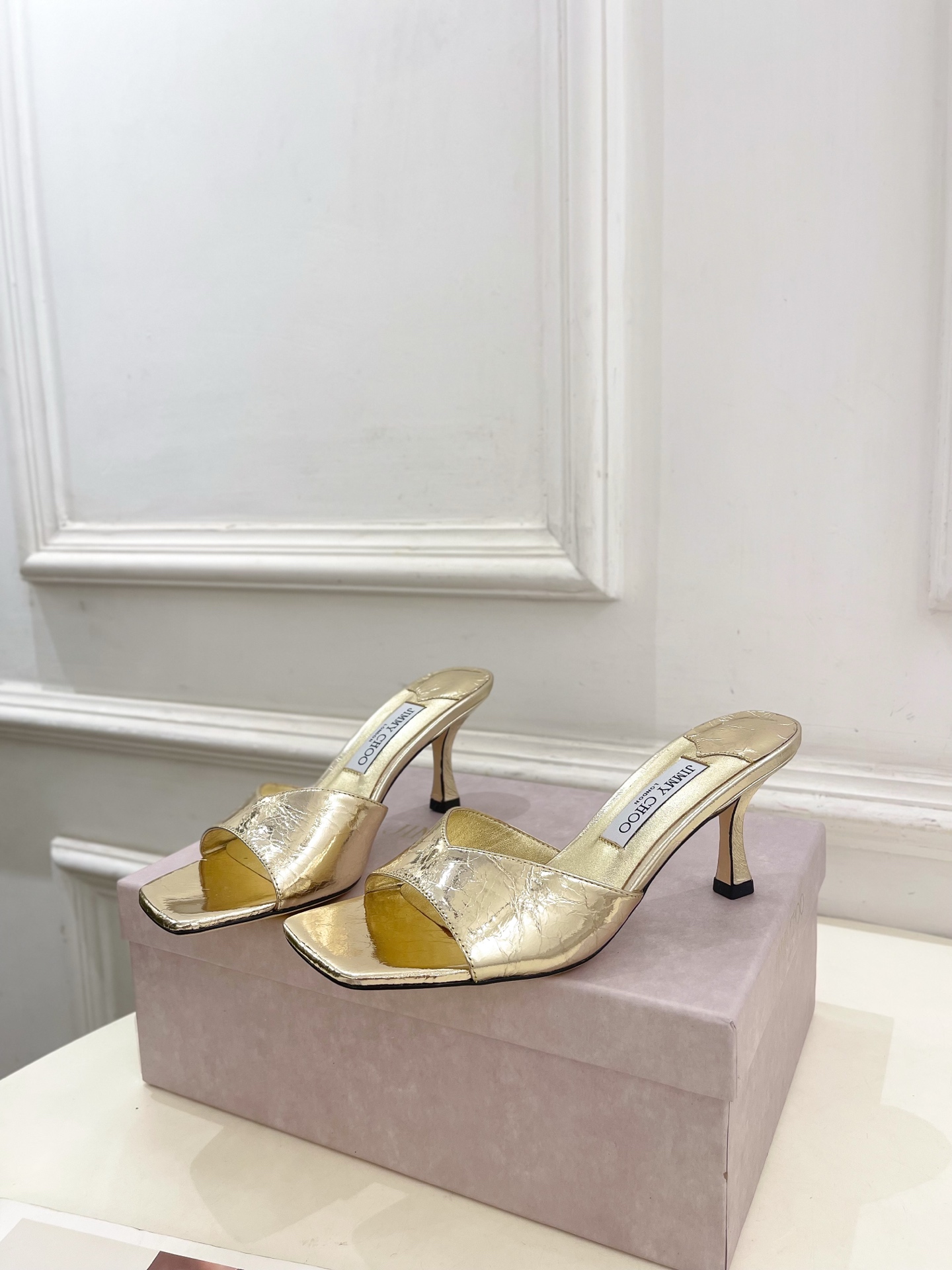 JimmyChoo✨吉米周 25ss ———
    
2025BS春夏新品 专柜最新JC方头V口高跟拖