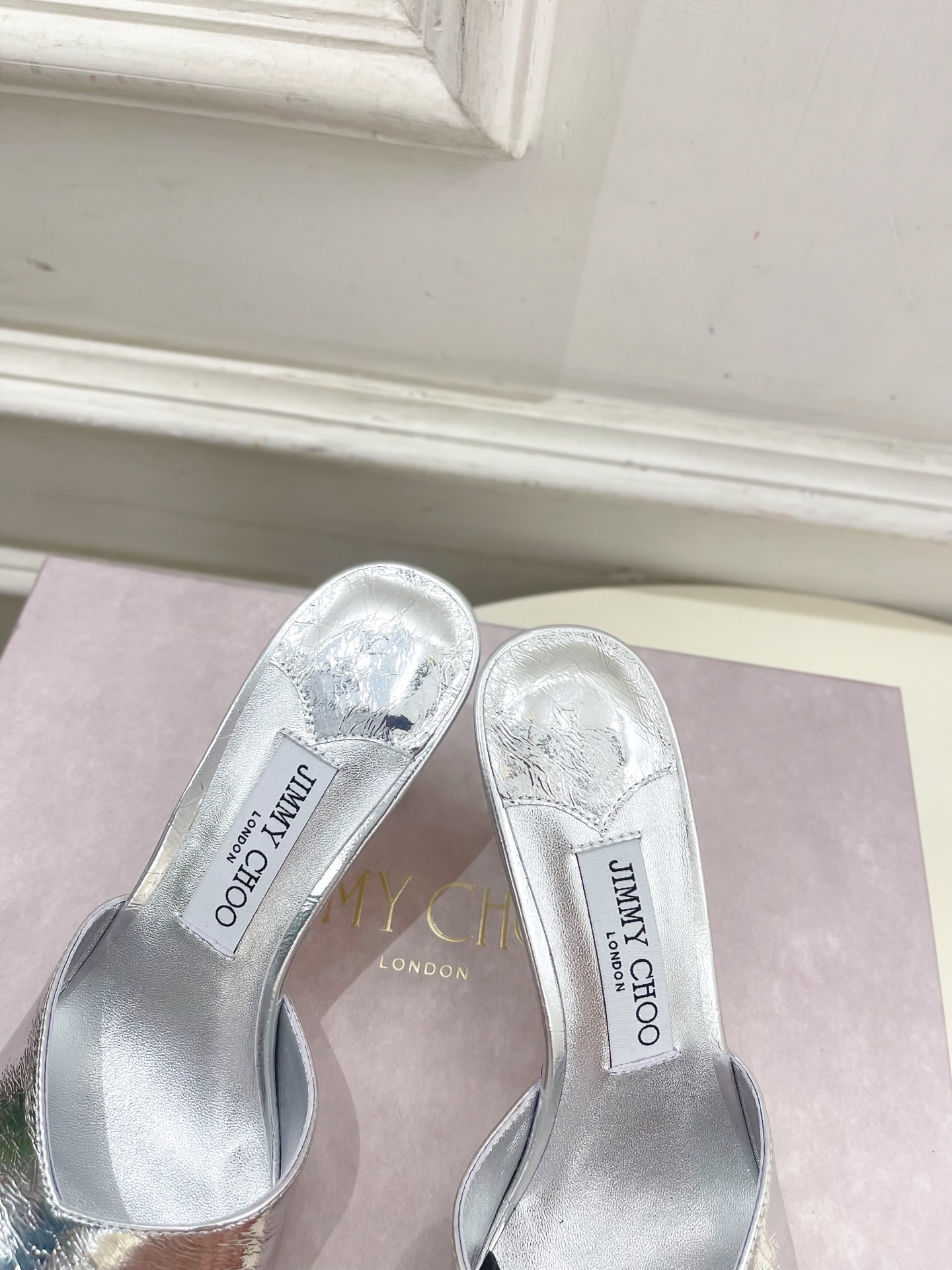 JimmyChoo✨吉米周 25ss ———
    
2025BS春夏新品 专柜最新JC方头V口高跟拖