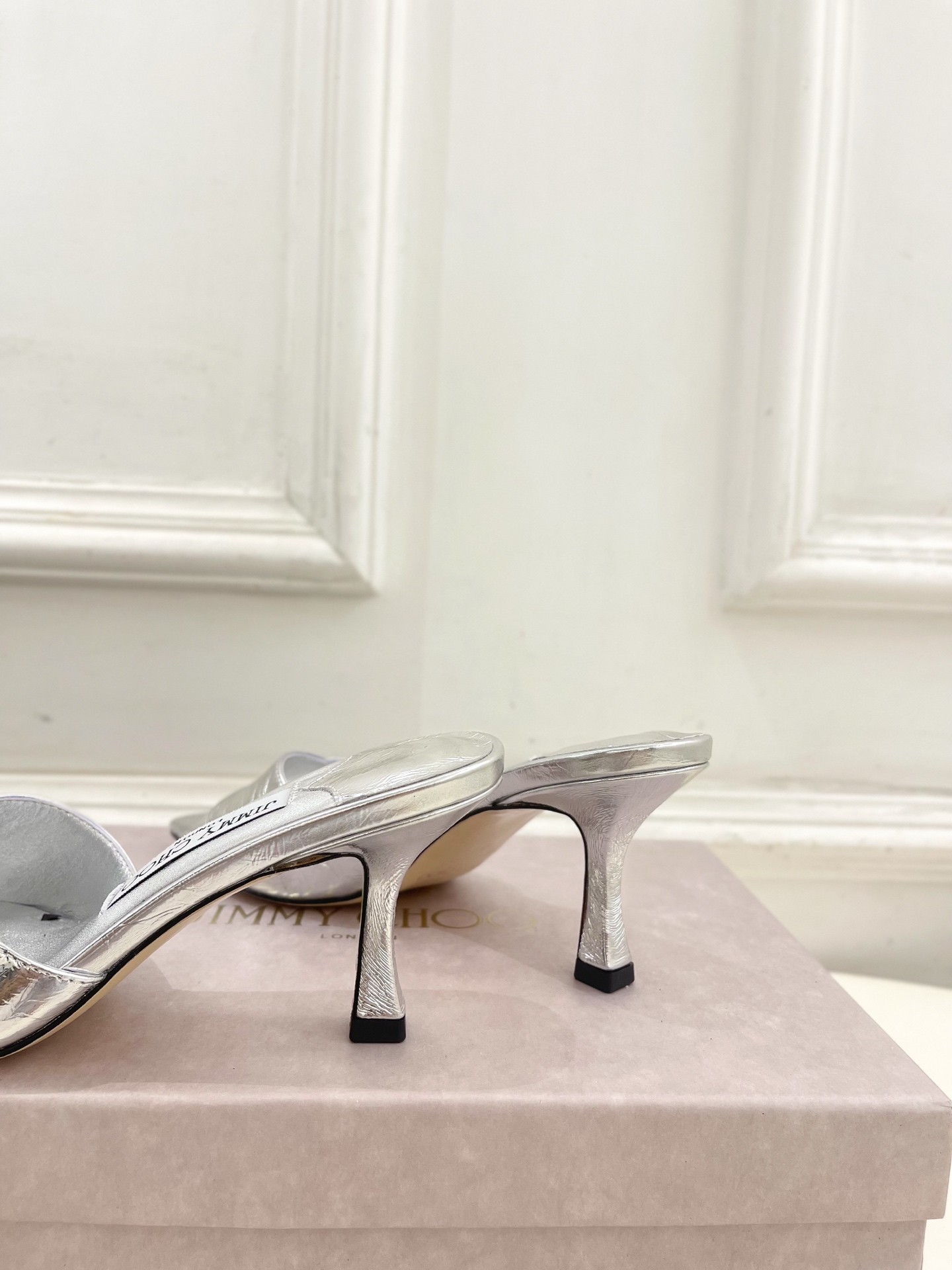 JimmyChoo✨吉米周 25ss ———
    
2025BS春夏新品 专柜最新JC方头V口高跟拖