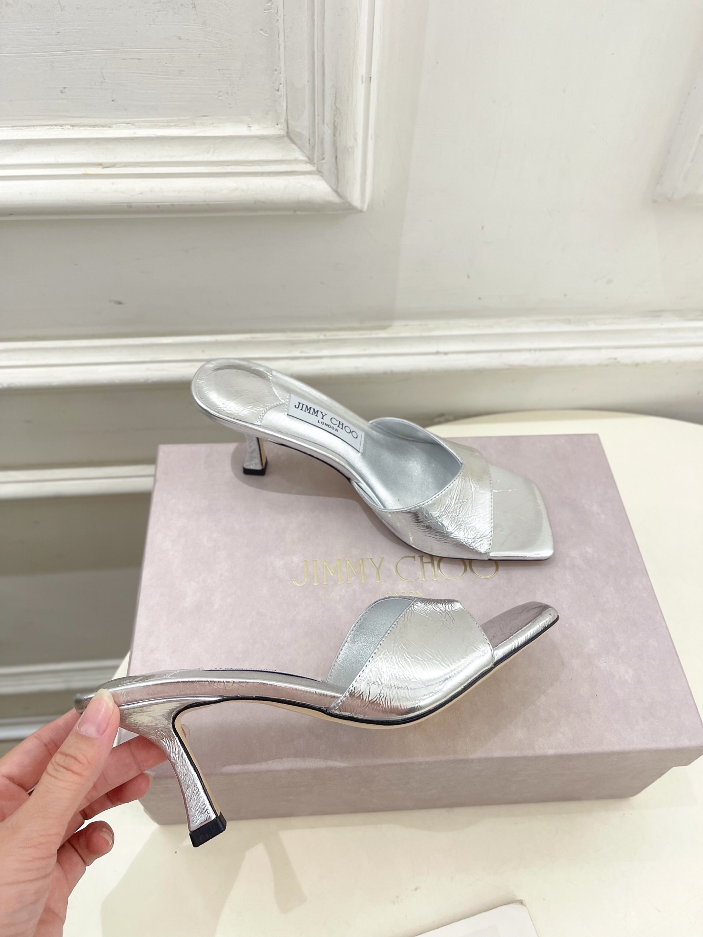 JimmyChoo✨吉米周 25ss ———
    
2025BS春夏新品 专柜最新JC方头V口高跟拖