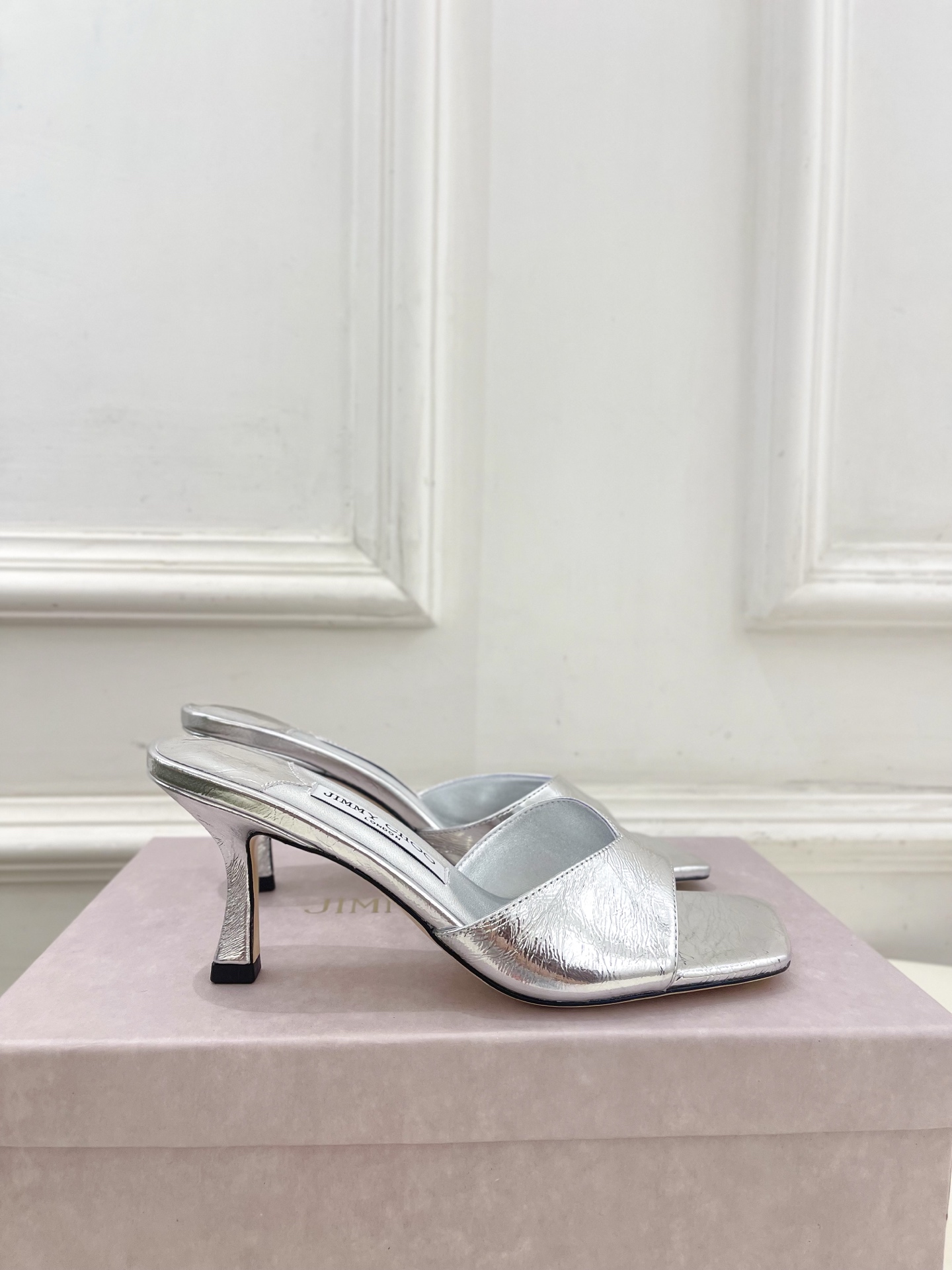 JimmyChoo✨吉米周 25ss ———
    
2025BS春夏新品 专柜最新JC方头V口高跟拖