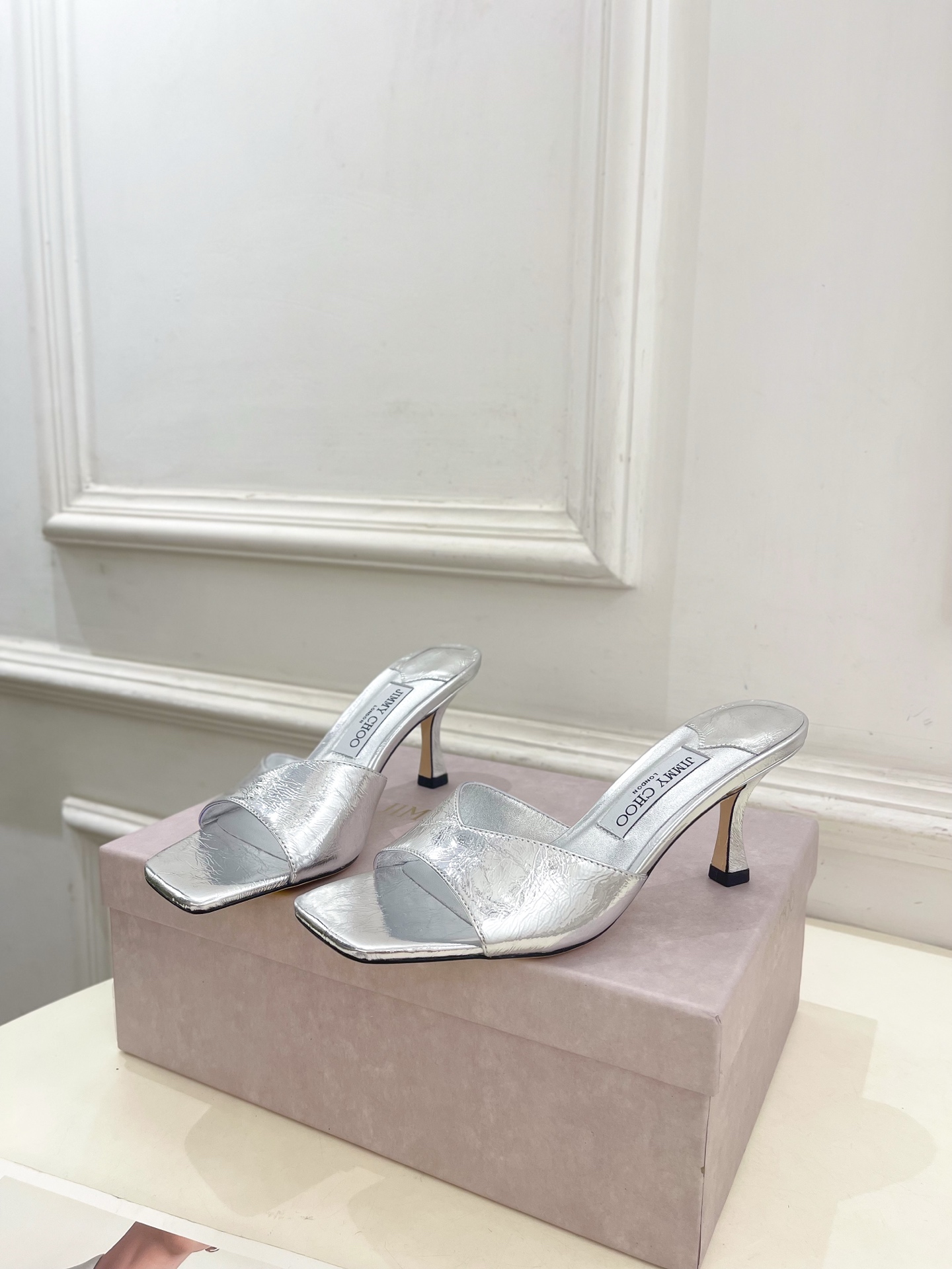 JimmyChoo✨吉米周 25ss ———
    
2025BS春夏新品 专柜最新JC方头V口高跟拖